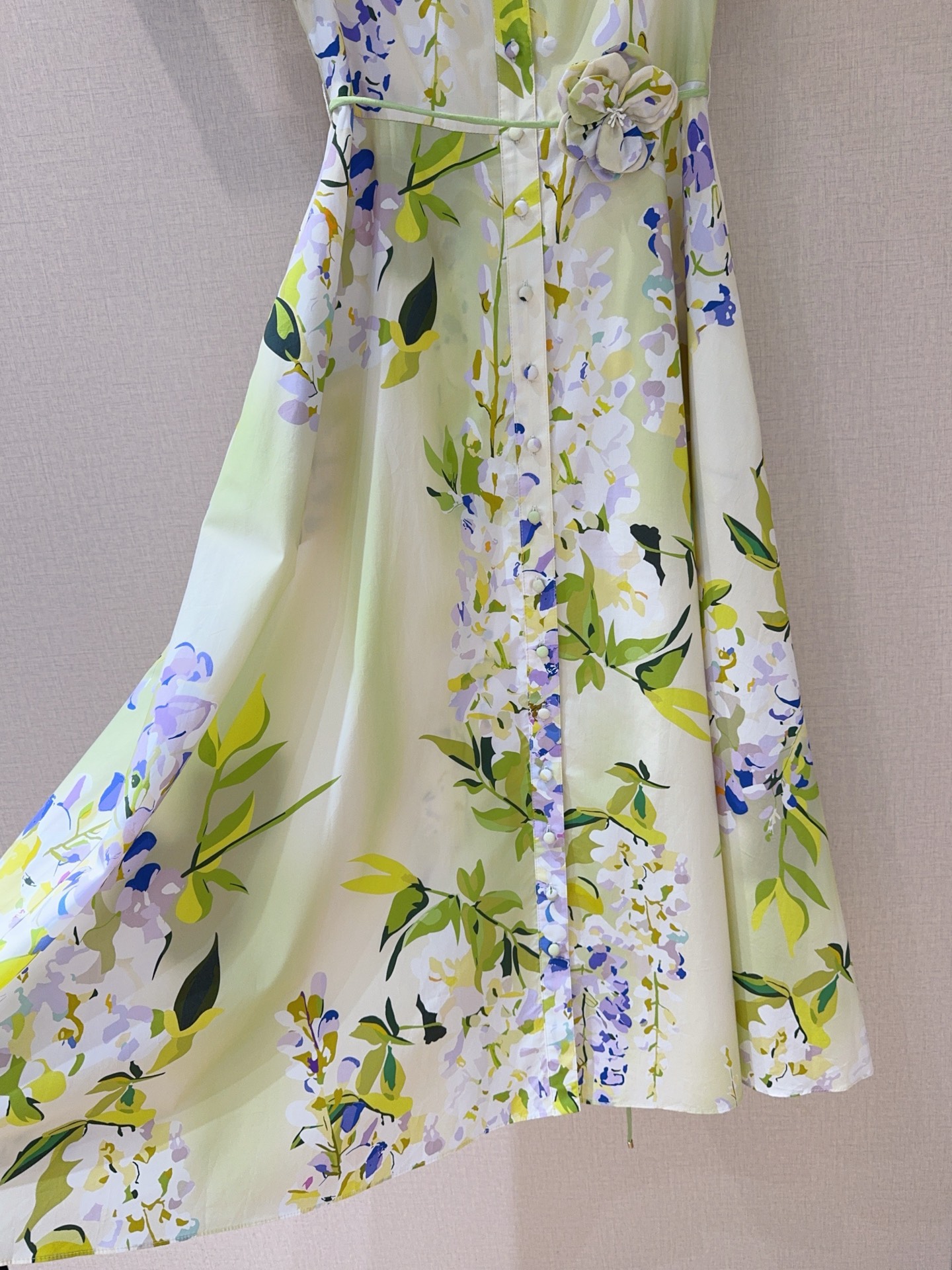 Leo&Lin新款推荐🆕❤️……衬衫式花卉印花连衣裙👗，轻薄棉质面料，短袖➕翻领与前襟纽扣设计，兼具休闲