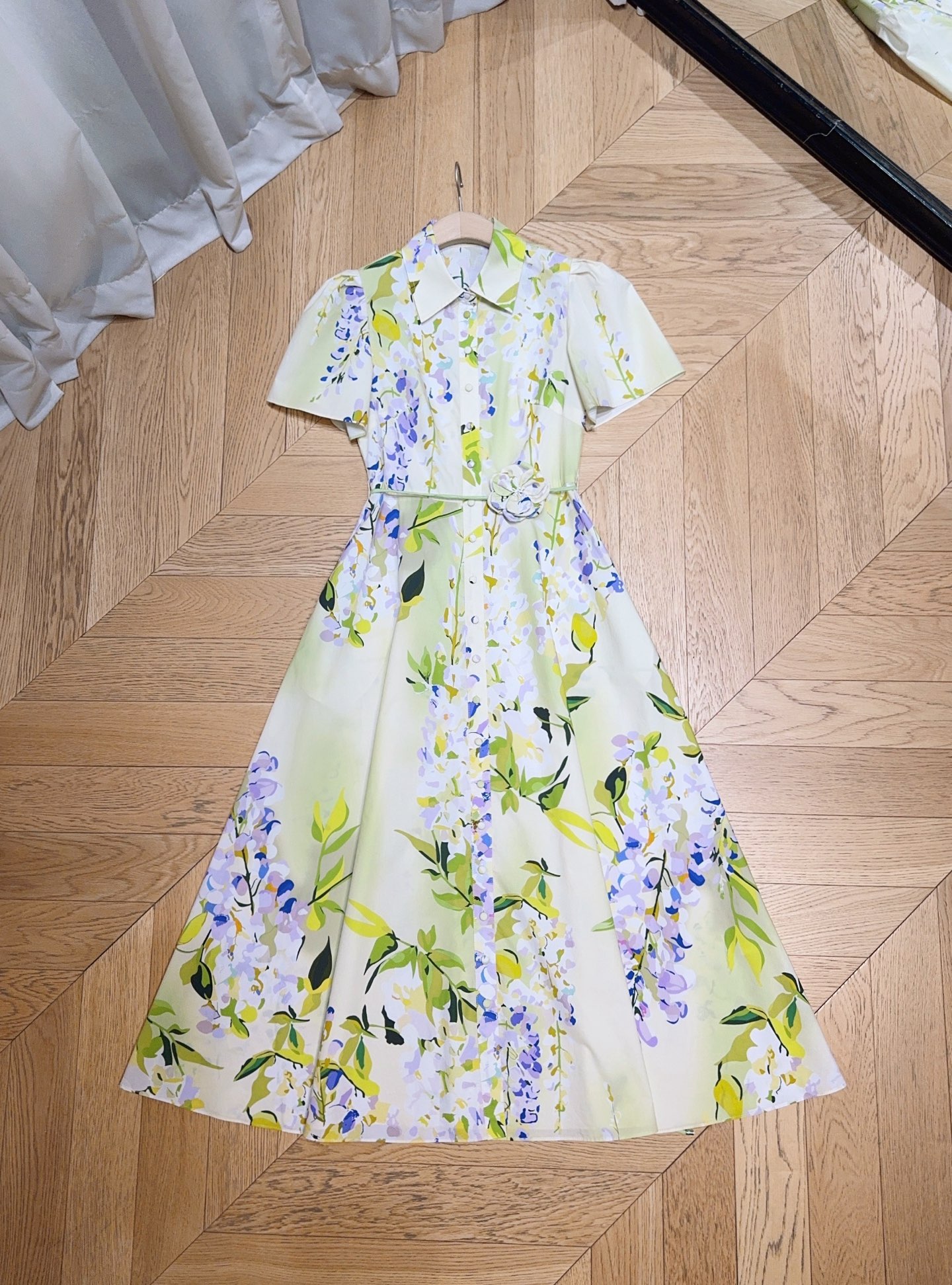 Leo&Lin新款推荐🆕❤️……衬衫式花卉印花连衣裙👗，轻薄棉质面料，短袖➕翻领与前襟纽扣设计，兼具休闲