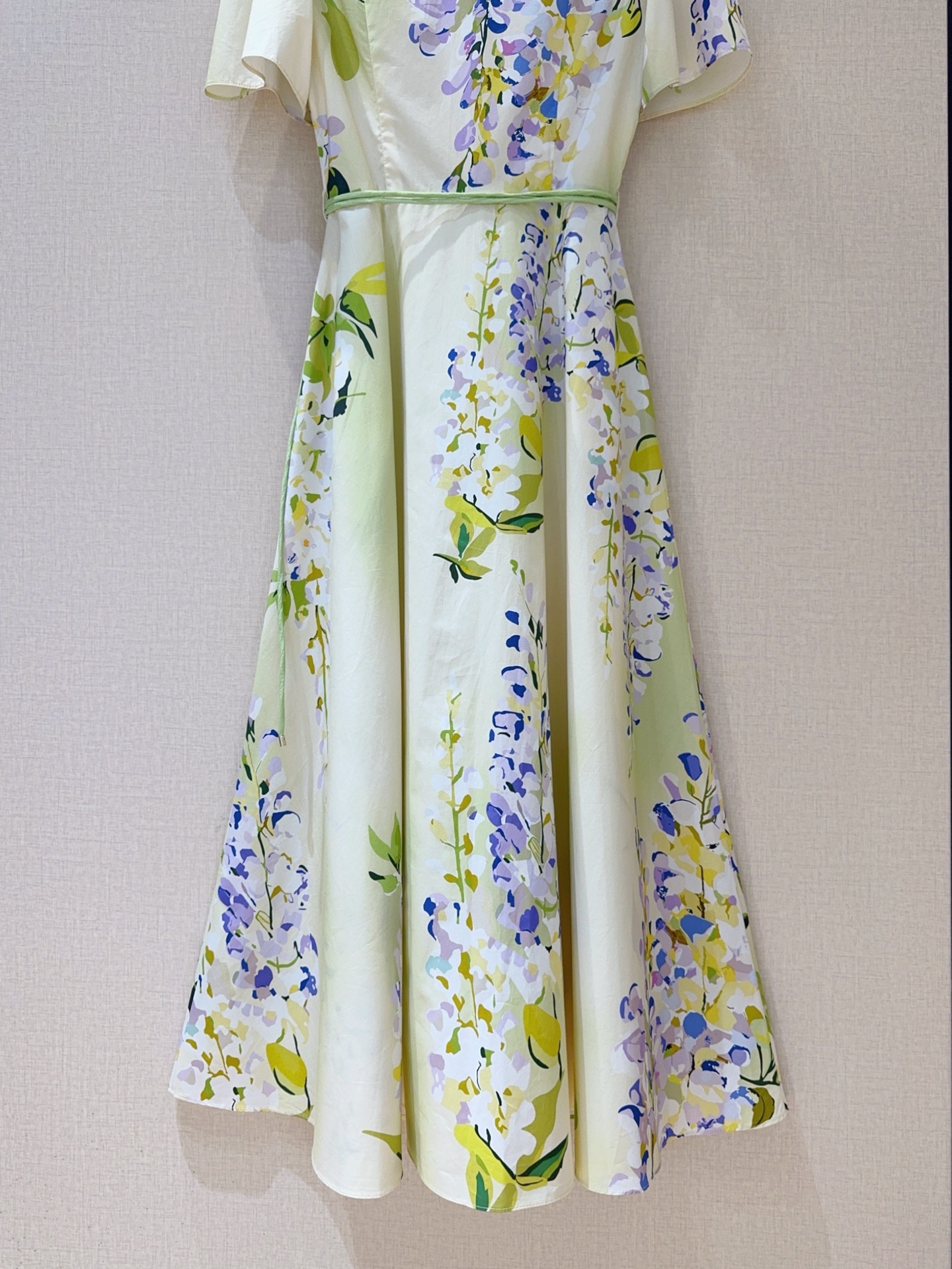 Leo&Lin新款推荐🆕❤️……衬衫式花卉印花连衣裙👗，轻薄棉质面料，短袖➕翻领与前襟纽扣设计，兼具休闲