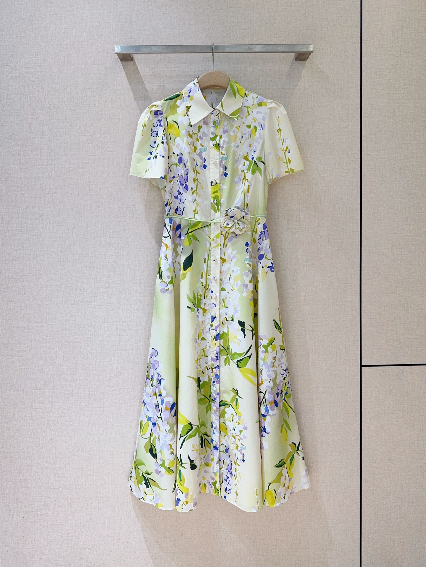Leo&Lin新款推荐🆕❤️……衬衫式花卉印花连衣裙👗，轻薄棉质面料，短袖➕翻领与前襟纽扣设计，兼具休闲