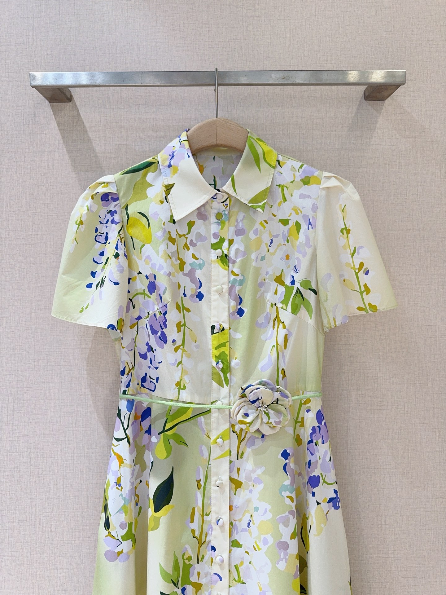 Leo&Lin新款推荐🆕❤️……衬衫式花卉印花连衣裙👗，轻薄棉质面料，短袖➕翻领与前襟纽扣设计，兼具休闲