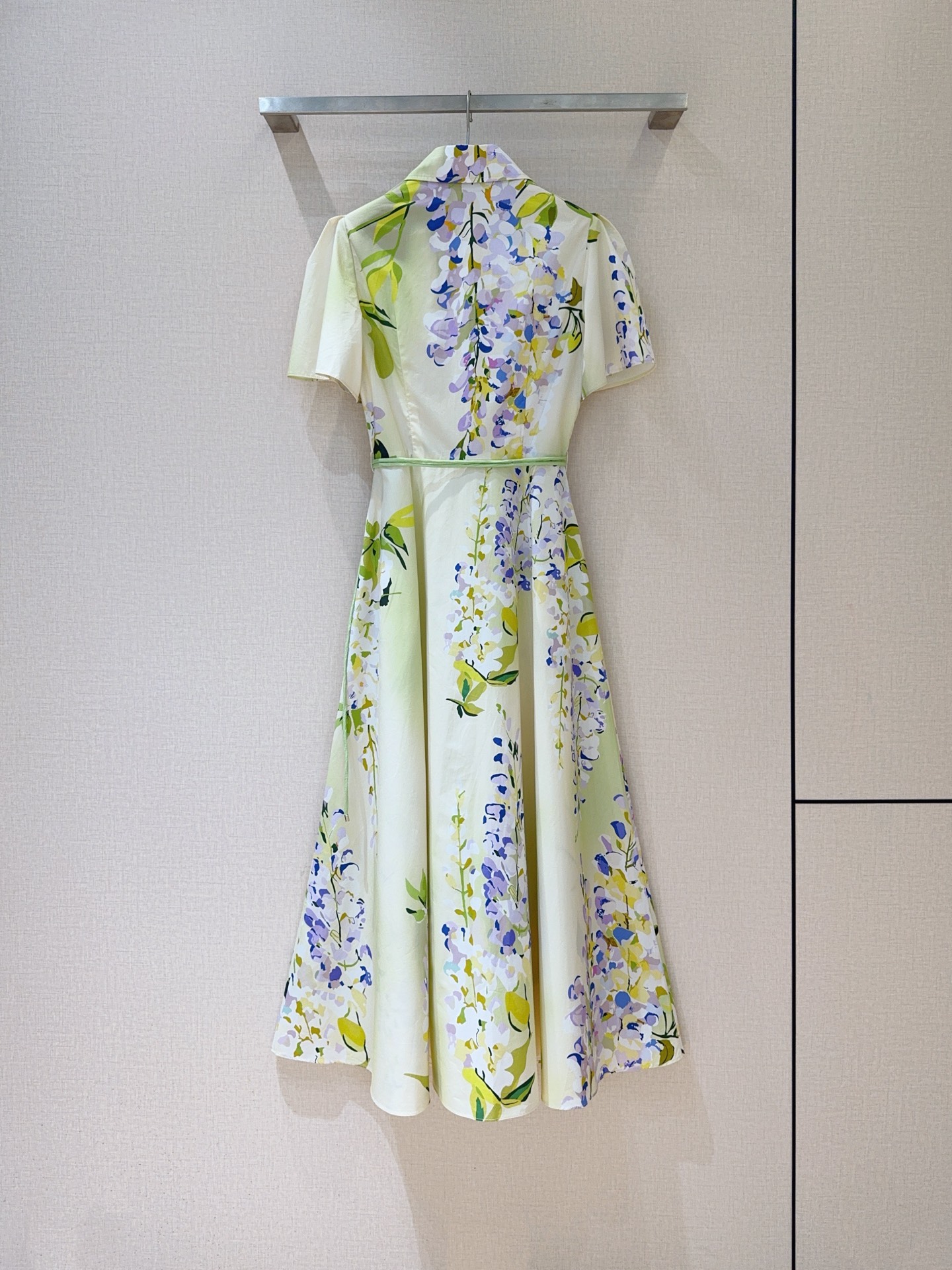 Leo&Lin新款推荐🆕❤️……衬衫式花卉印花连衣裙👗，轻薄棉质面料，短袖➕翻领与前襟纽扣设计，兼具休闲