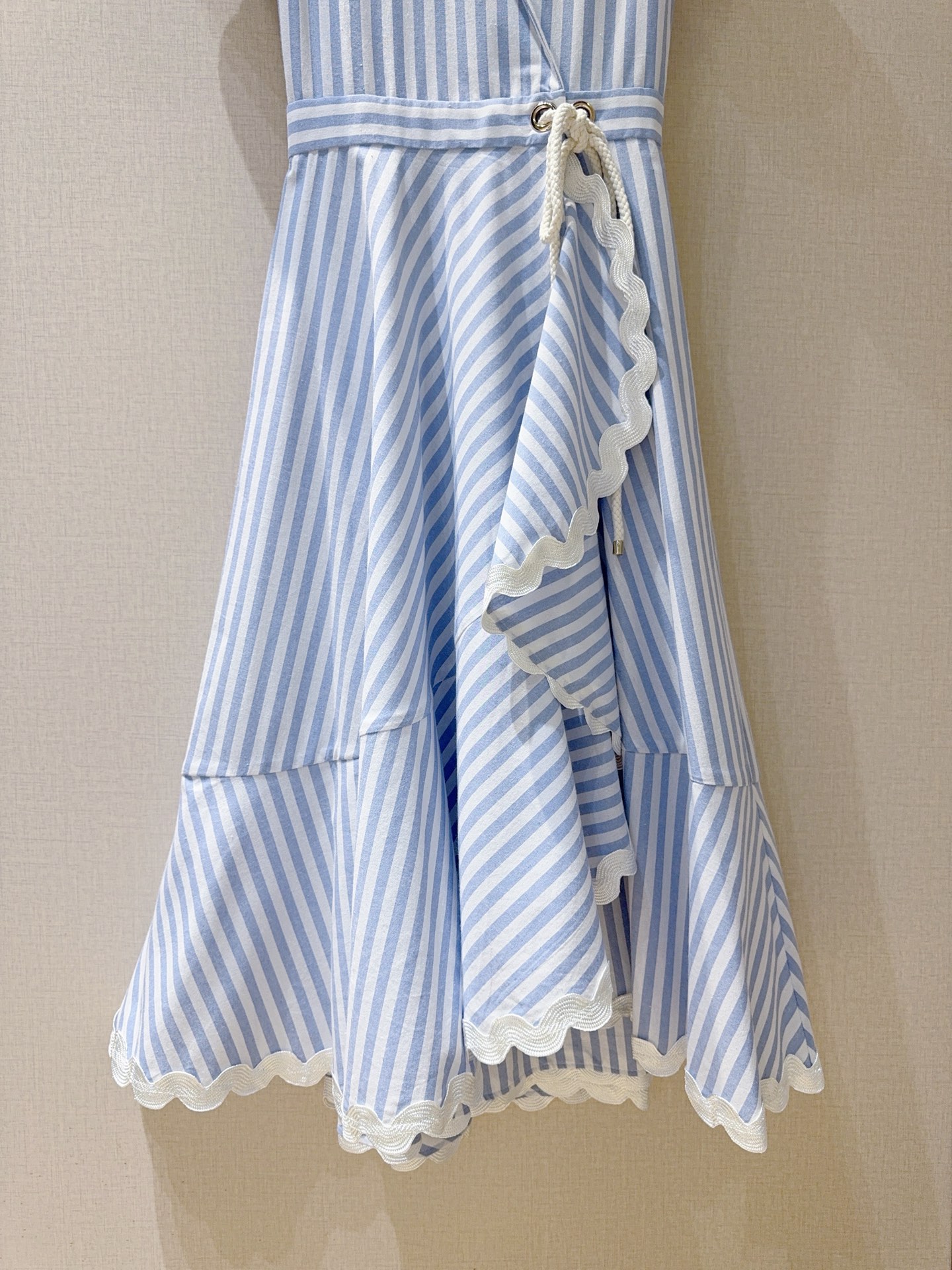 📢📢LenalpoickeR 蓝白竖条纹短袖连衣裙👗采用V领➕西装领的拼接领型，短袖剪裁搭配收腰系带设计