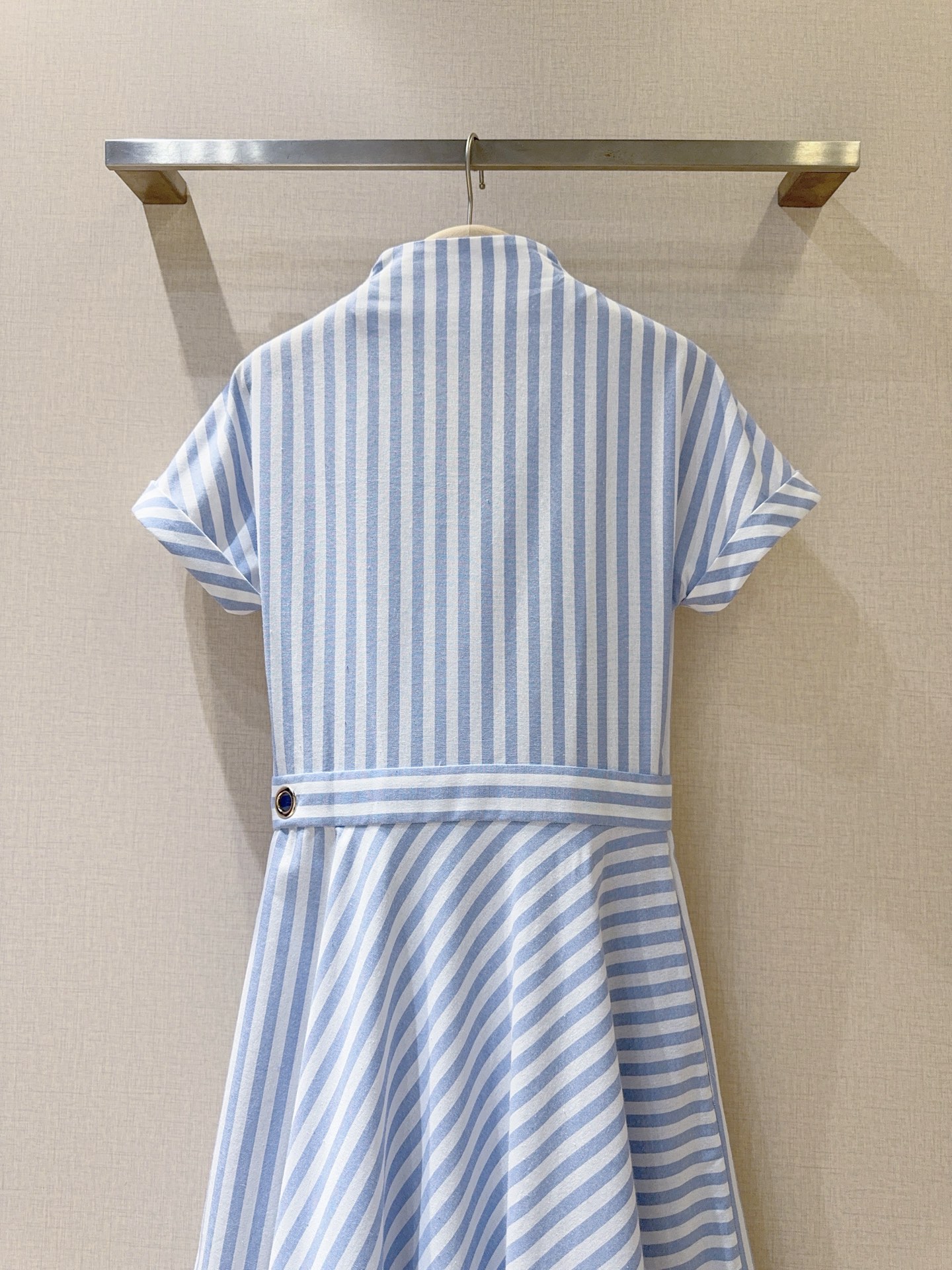 📢📢LenalpoickeR 蓝白竖条纹短袖连衣裙👗采用V领➕西装领的拼接领型，短袖剪裁搭配收腰系带设计