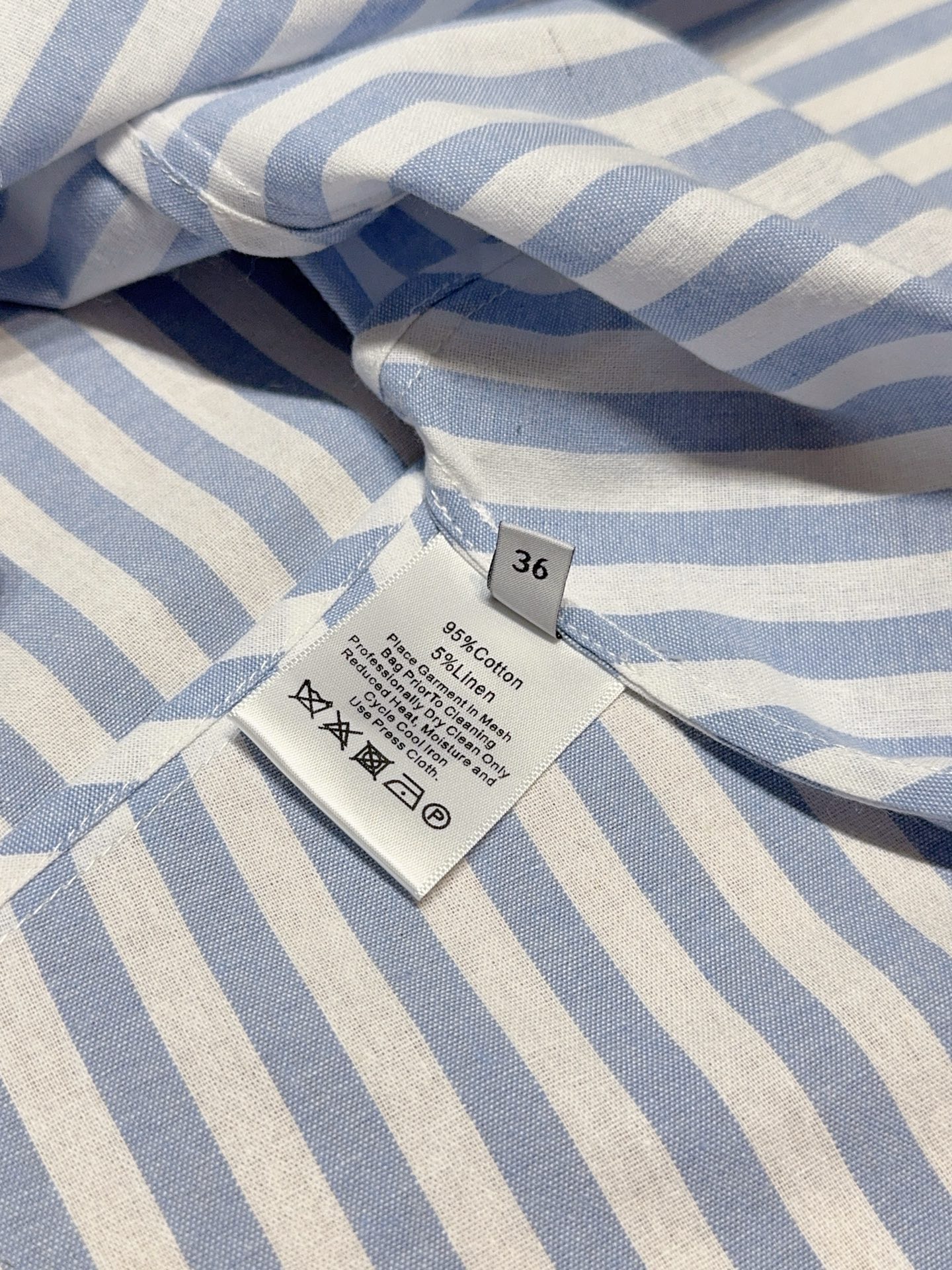 📢📢LenalpoickeR 蓝白竖条纹短袖连衣裙👗采用V领➕西装领的拼接领型，短袖剪裁搭配收腰系带设计