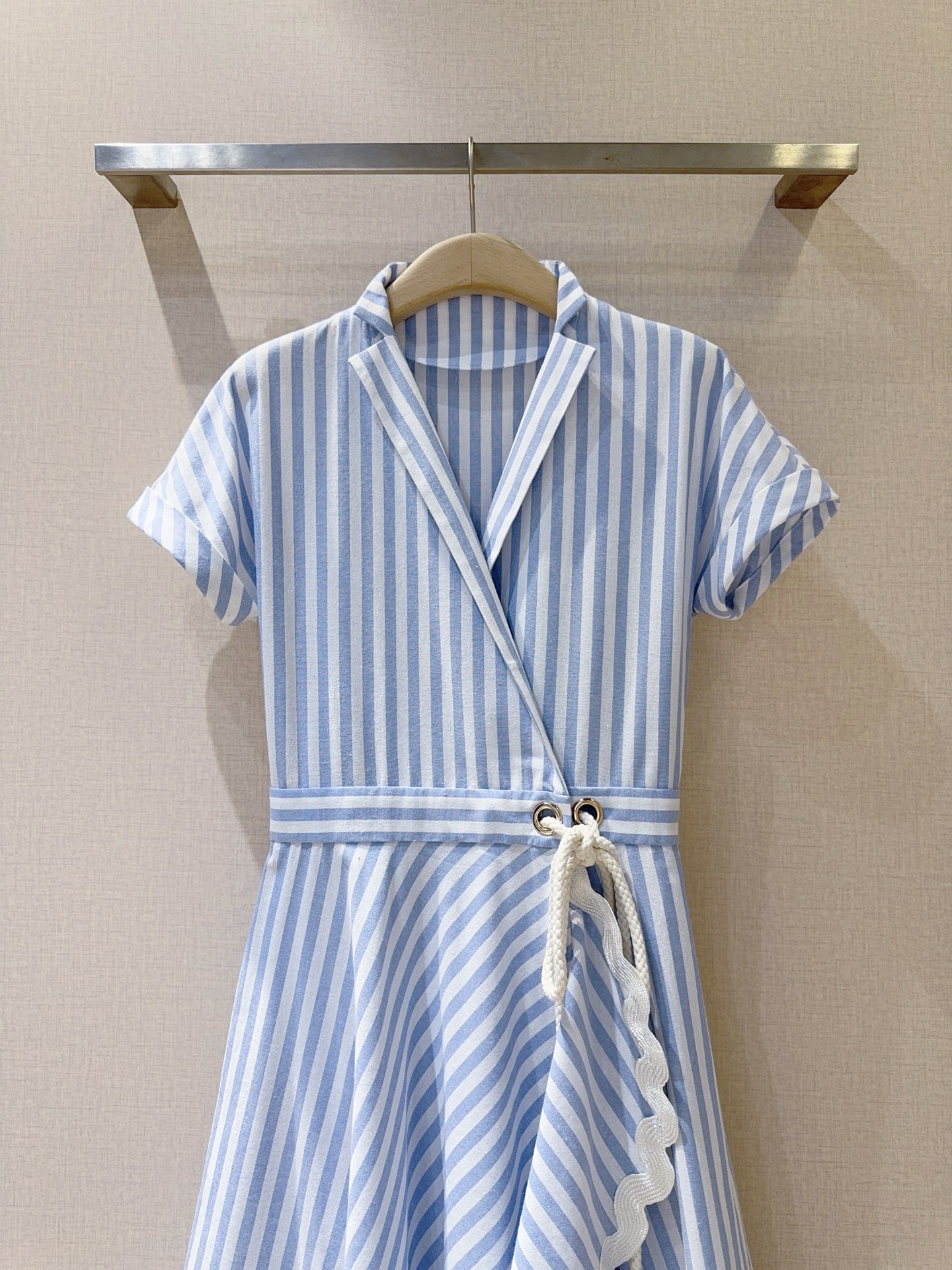 📢📢LenalpoickeR 蓝白竖条纹短袖连衣裙👗采用V领➕西装领的拼接领型，短袖剪裁搭配收腰系带设计