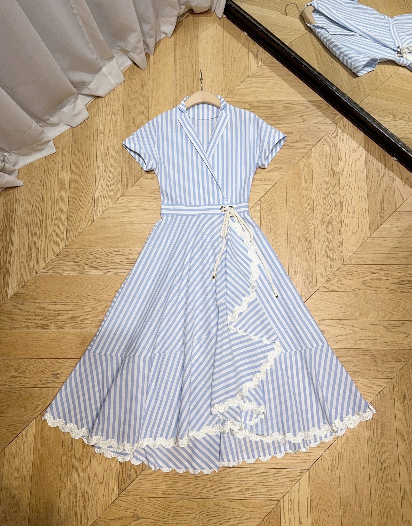 📢📢LenalpoickeR 蓝白竖条纹短袖连衣裙👗采用V领➕西装领的拼接领型，短袖剪裁搭配收腰系带设计