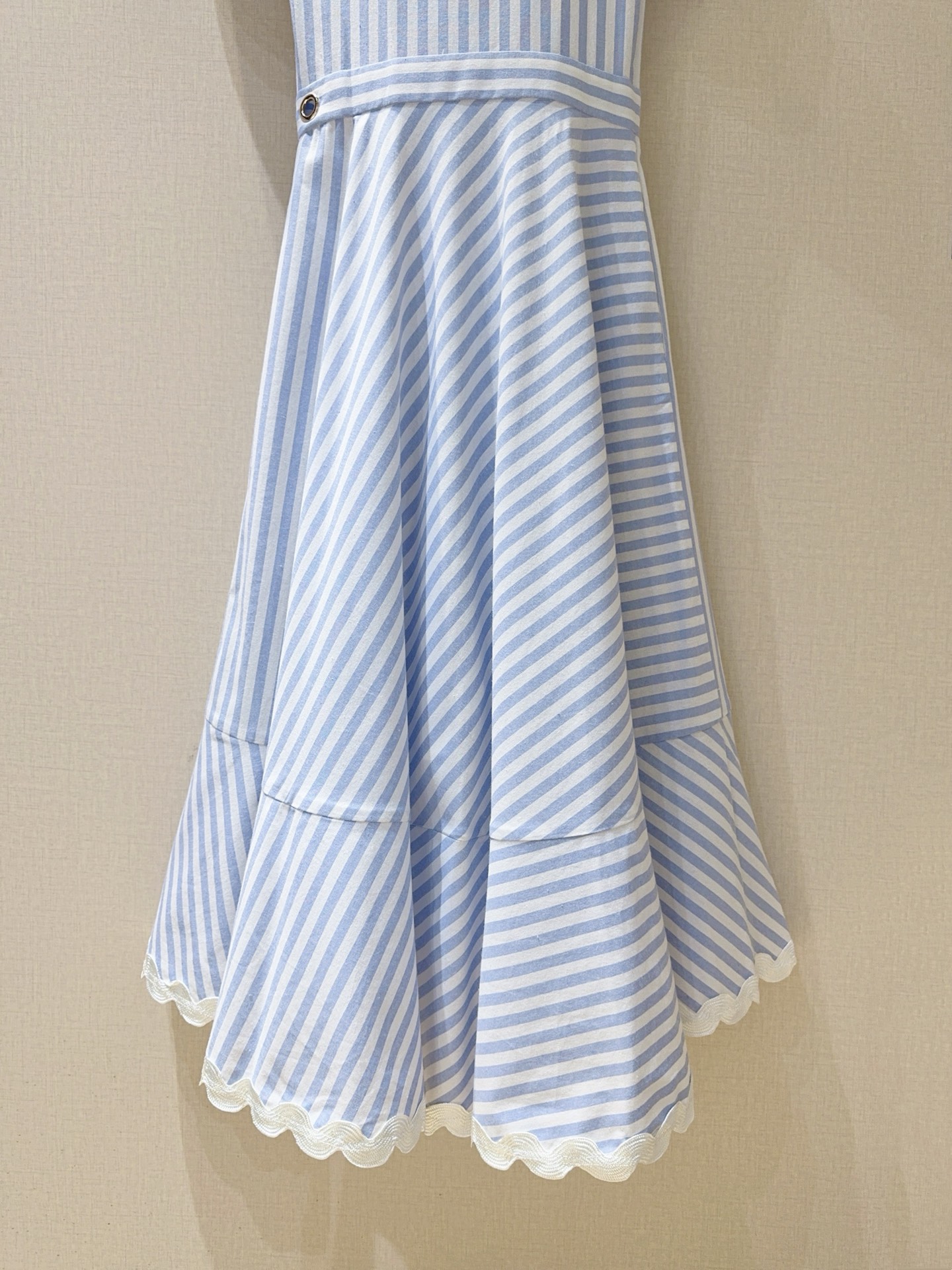 📢📢LenalpoickeR 蓝白竖条纹短袖连衣裙👗采用V领➕西装领的拼接领型，短袖剪裁搭配收腰系带设计