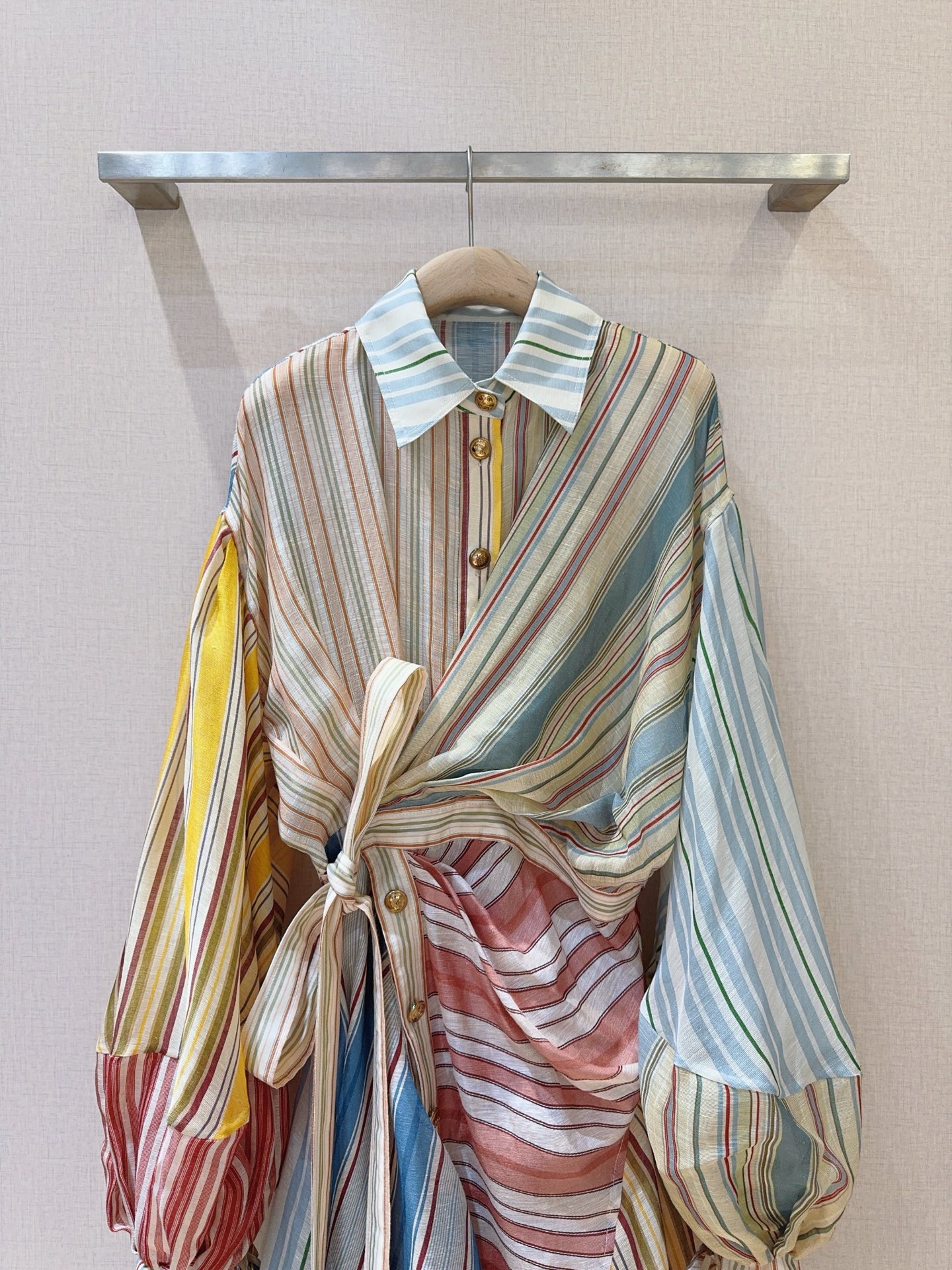 Z*I*M*M系扣连衣裙👗🆕……选用桑蚕丝亚麻混纺面料制成，采用经典领型和灯笼袖设计，袖口有绑带设计，腰