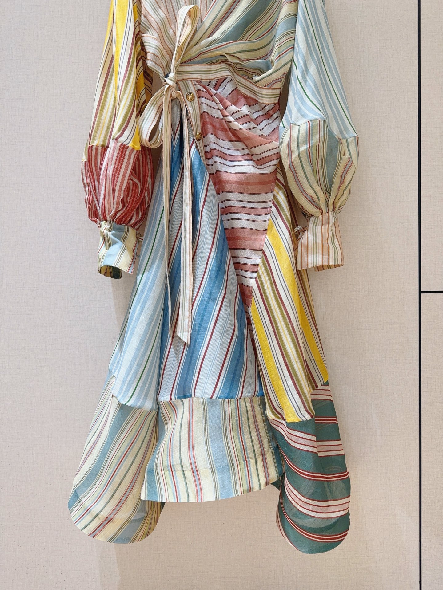 Z*I*M*M系扣连衣裙👗🆕……选用桑蚕丝亚麻混纺面料制成，采用经典领型和灯笼袖设计，袖口有绑带设计，腰