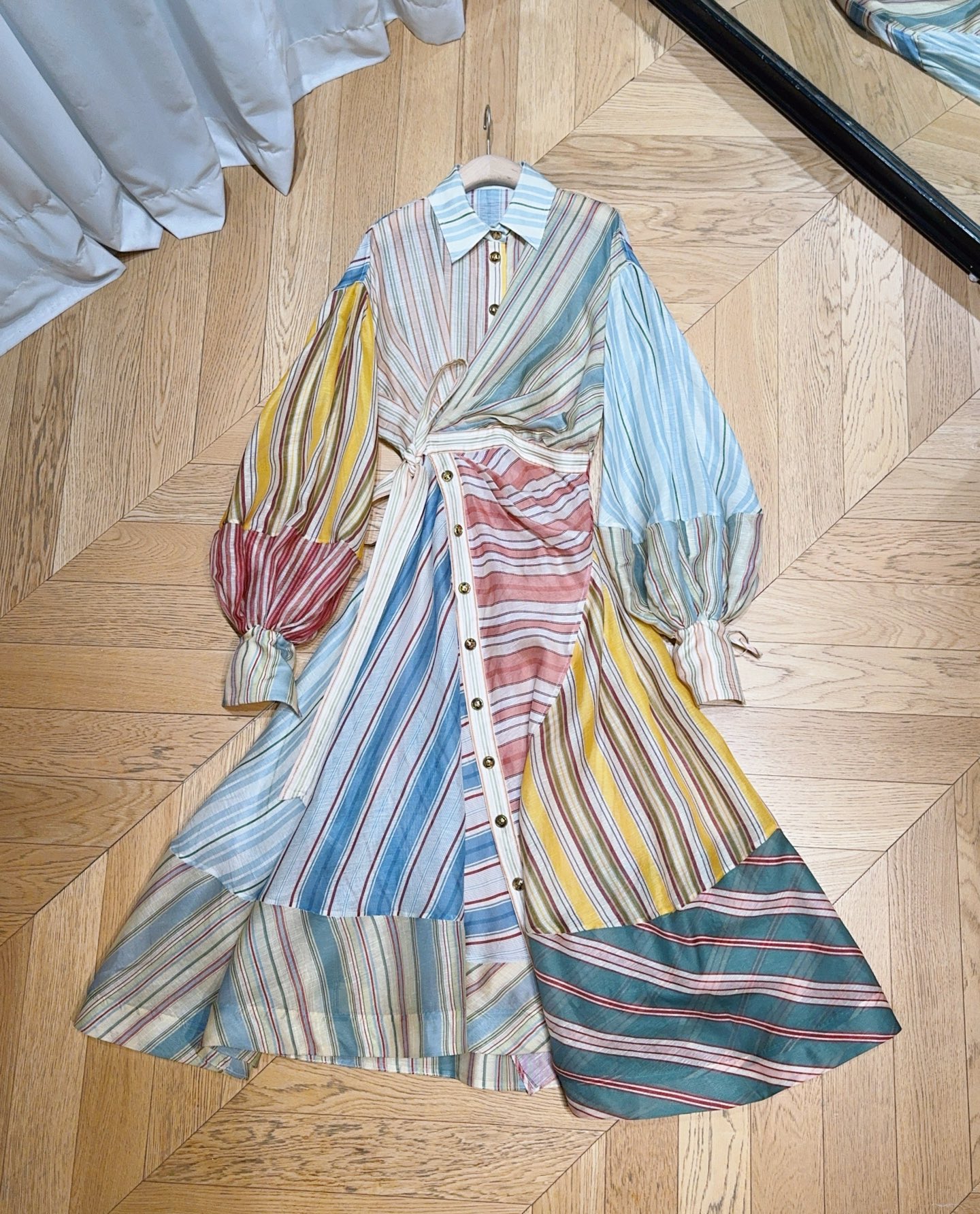 Z*I*M*M系扣连衣裙👗🆕……选用桑蚕丝亚麻混纺面料制成，采用经典领型和灯笼袖设计，袖口有绑带设计，腰