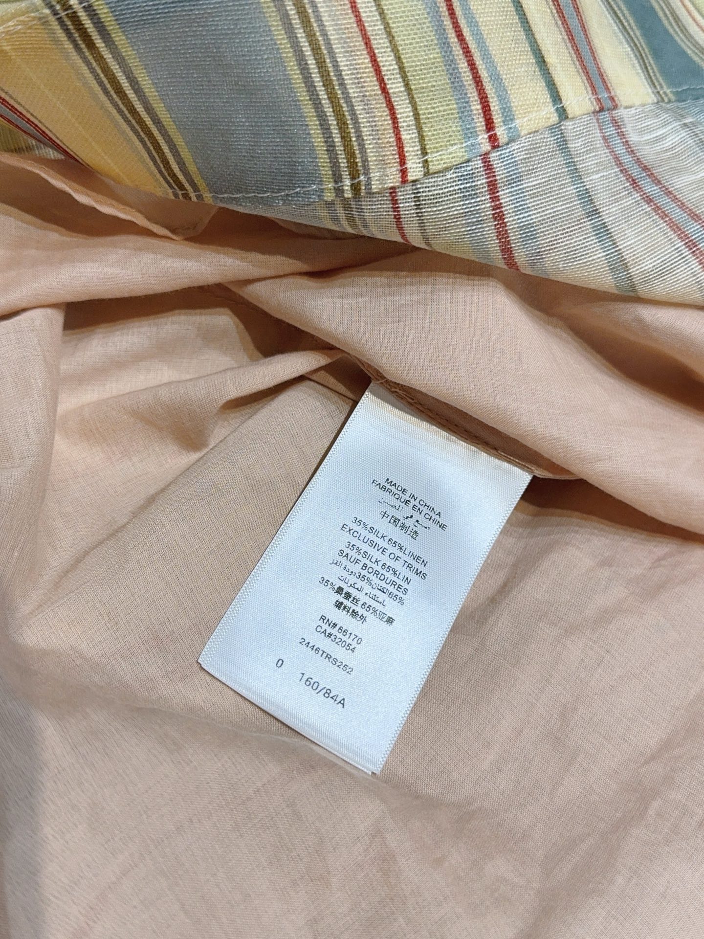 Z*I*M*M系扣连衣裙👗🆕……选用桑蚕丝亚麻混纺面料制成，采用经典领型和灯笼袖设计，袖口有绑带设计，腰