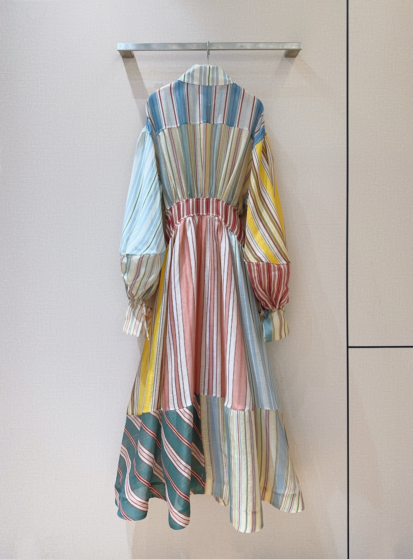 Z*I*M*M系扣连衣裙👗🆕……选用桑蚕丝亚麻混纺面料制成，采用经典领型和灯笼袖设计，袖口有绑带设计，腰