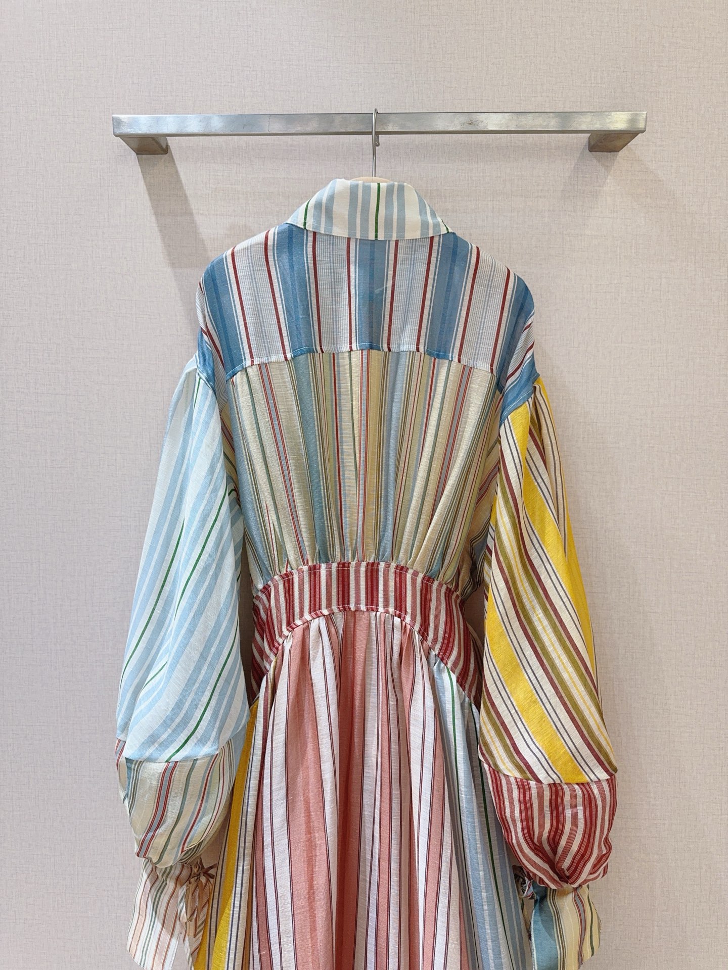 Z*I*M*M系扣连衣裙👗🆕……选用桑蚕丝亚麻混纺面料制成，采用经典领型和灯笼袖设计，袖口有绑带设计，腰