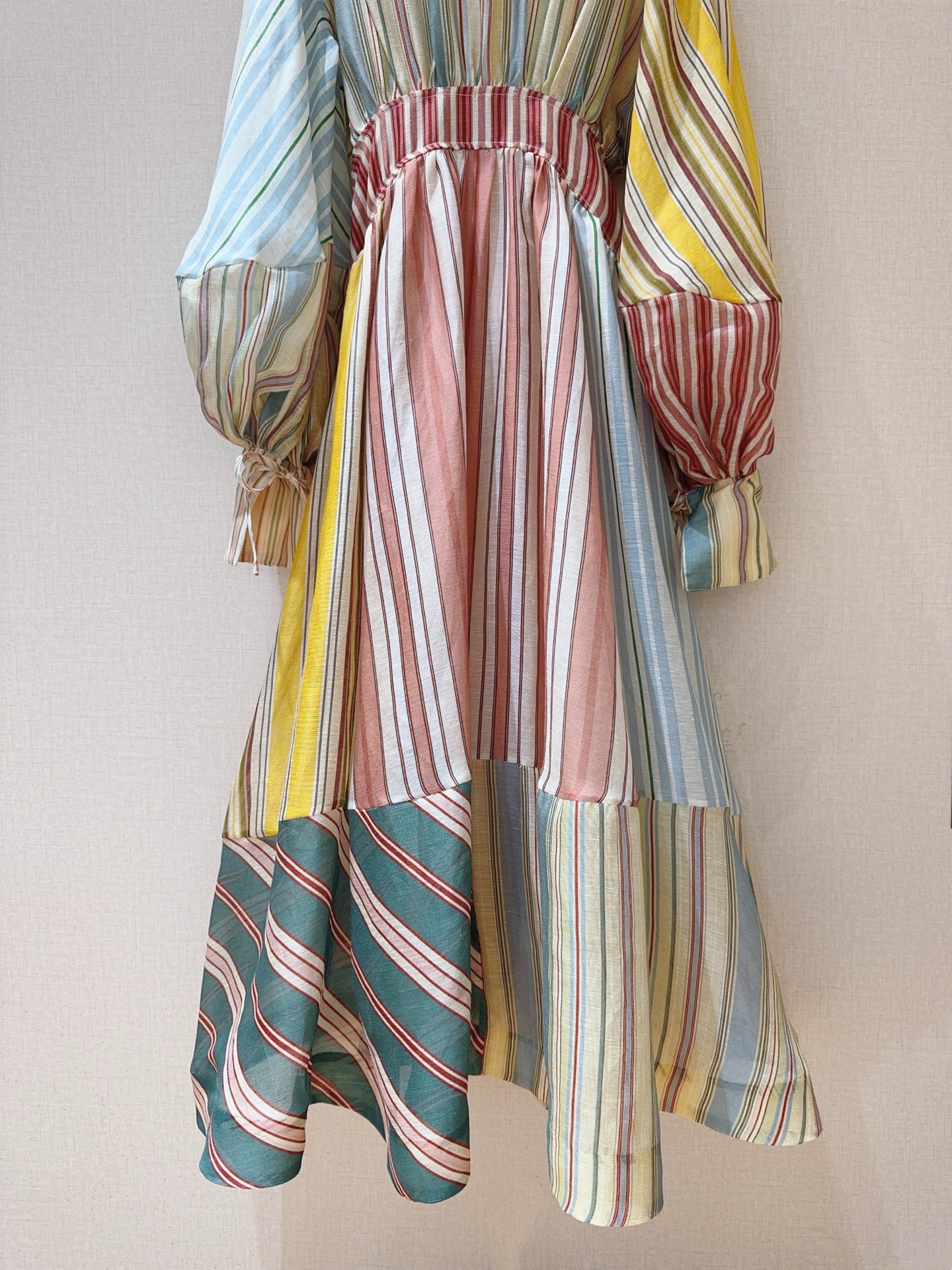 Z*I*M*M系扣连衣裙👗🆕……选用桑蚕丝亚麻混纺面料制成，采用经典领型和灯笼袖设计，袖口有绑带设计，腰