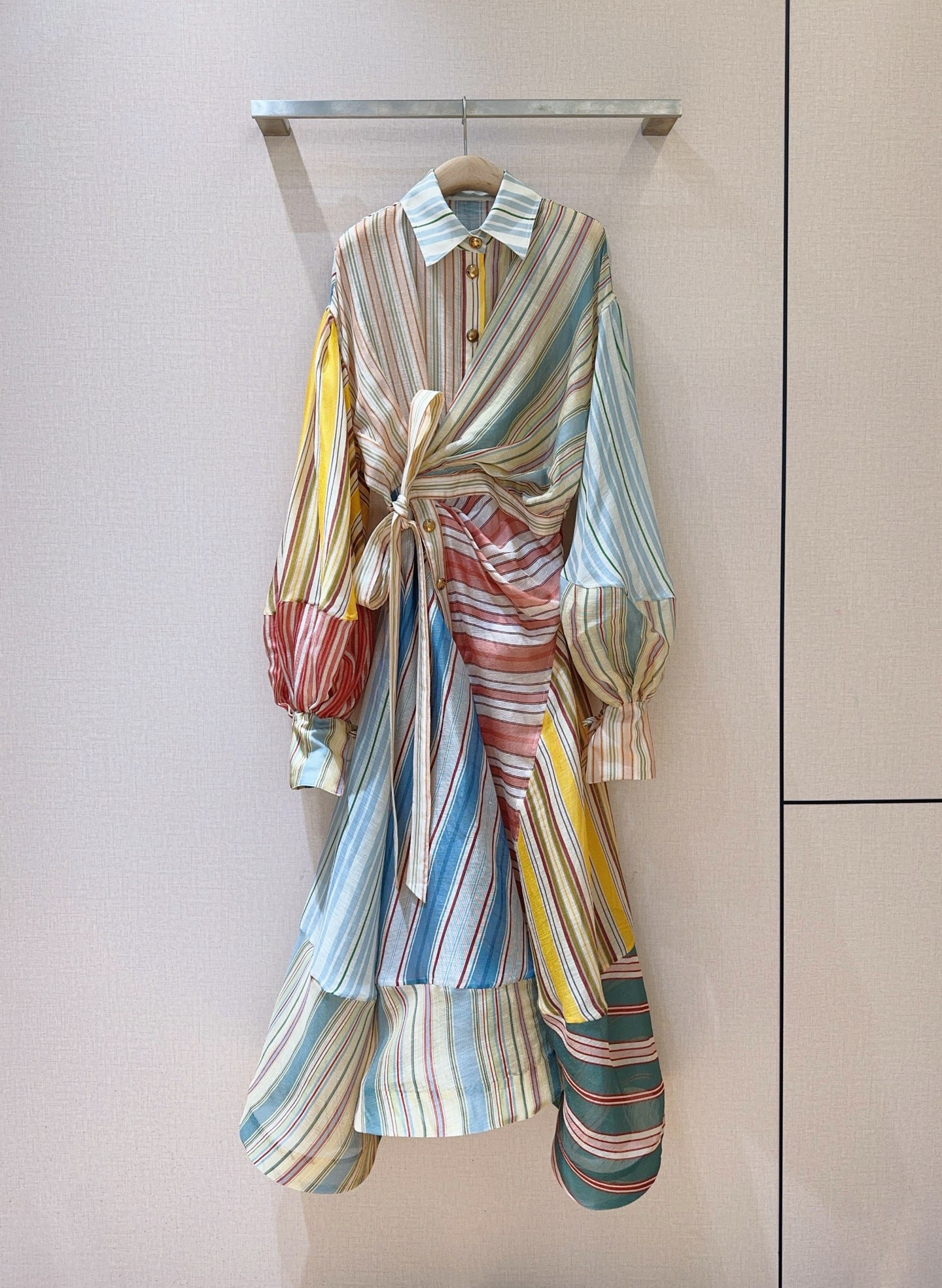 NO:677352,Z*I*M*M buttoned dress... Made of mulberry silk and linen blended fabrics, with a classic collar and lantern sleeve design. The cuffs are strapped and the waistband has a strapped waist. It looks slim and slim. The skirt spreads out in an A-line shape and is more tolerant. The overall style is retro and elegant. Size SMLXL, K251041,, Zimmerman-Clothing, skirts,19860909Z*I*M*M系扣连衣裙…… 选用桑蚕丝亚麻混纺面料制成,采用经典领型和灯笼袖设计,袖口有绑带设计,腰布有绑带收腰版型,显瘦又修身身形,裙摆呈A字型散开,包容性较强.整体风格复古优雅. 码数SMLXL,K251041,,兹默曼-服装,skirts,,Women's clothing