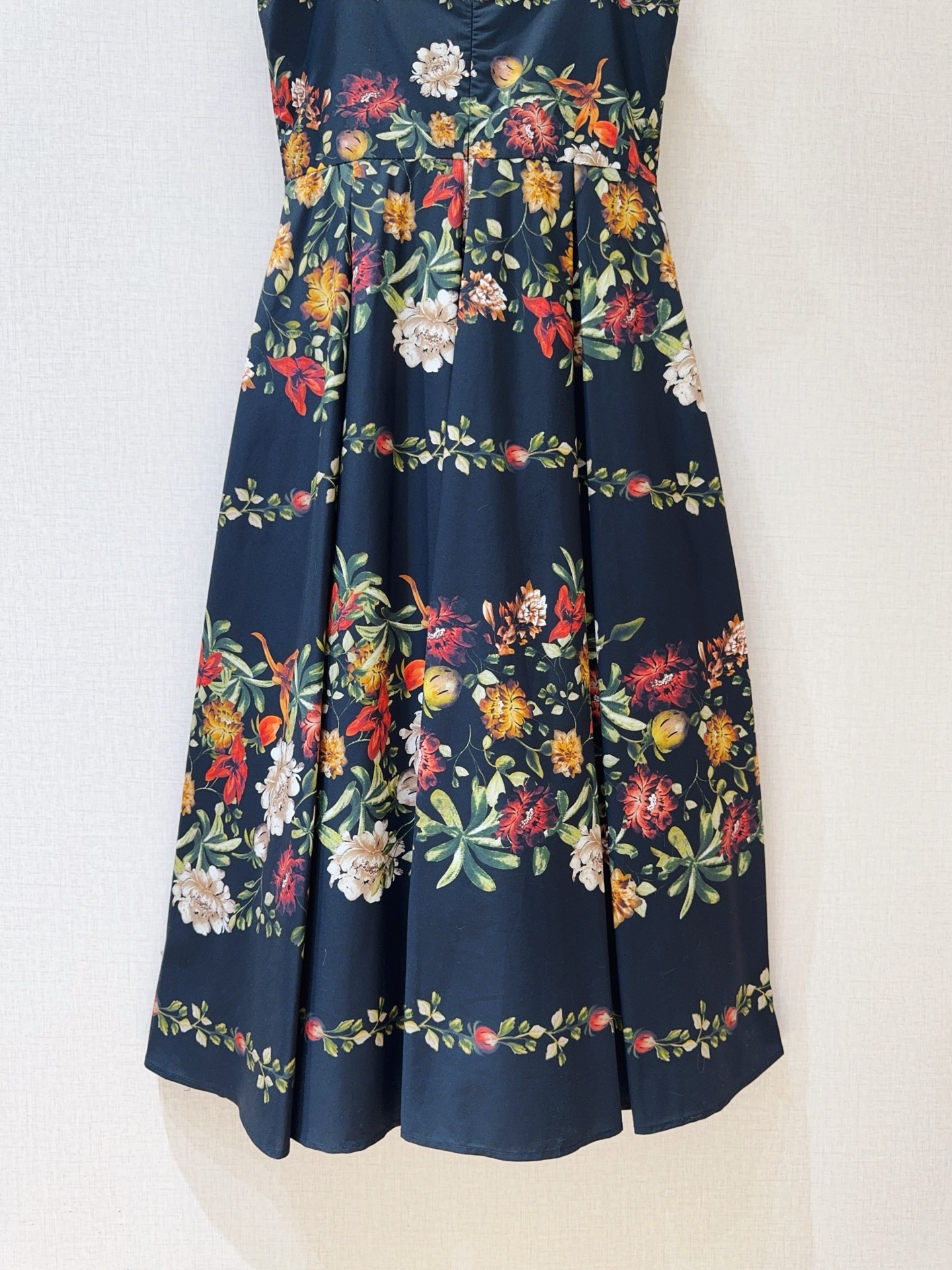 AGUA BY AGUA BENDI*T*A 🆕💗 新款花卉印花吊带连衣裙👗，采用宽肩带和方形领口的吊带