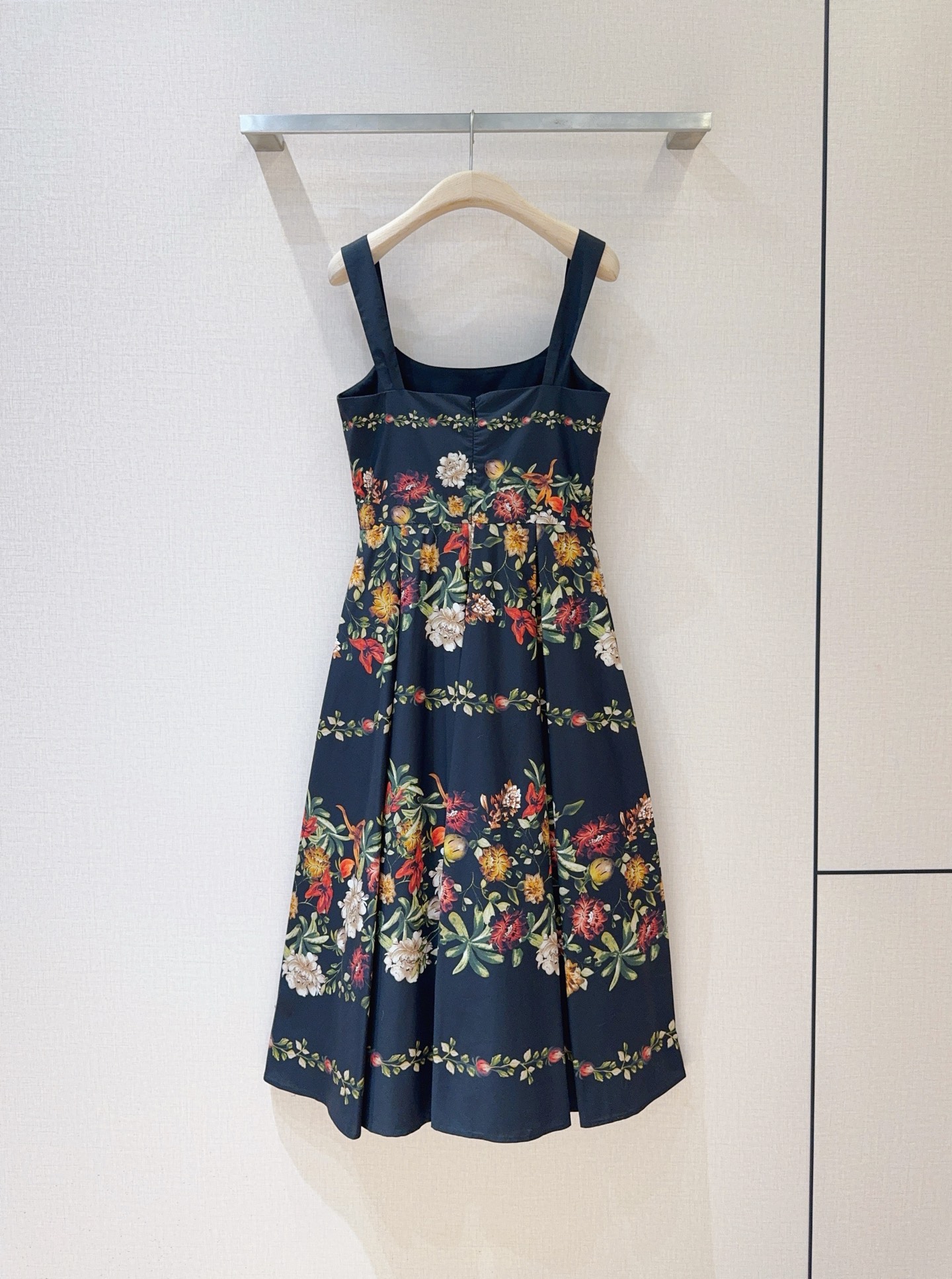 AGUA BY AGUA BENDI*T*A 🆕💗 新款花卉印花吊带连衣裙👗，采用宽肩带和方形领口的吊带