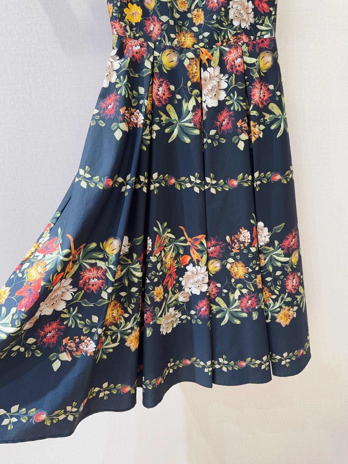 AGUA BY AGUA BENDI*T*A 🆕💗 新款花卉印花吊带连衣裙👗，采用宽肩带和方形领口的吊带