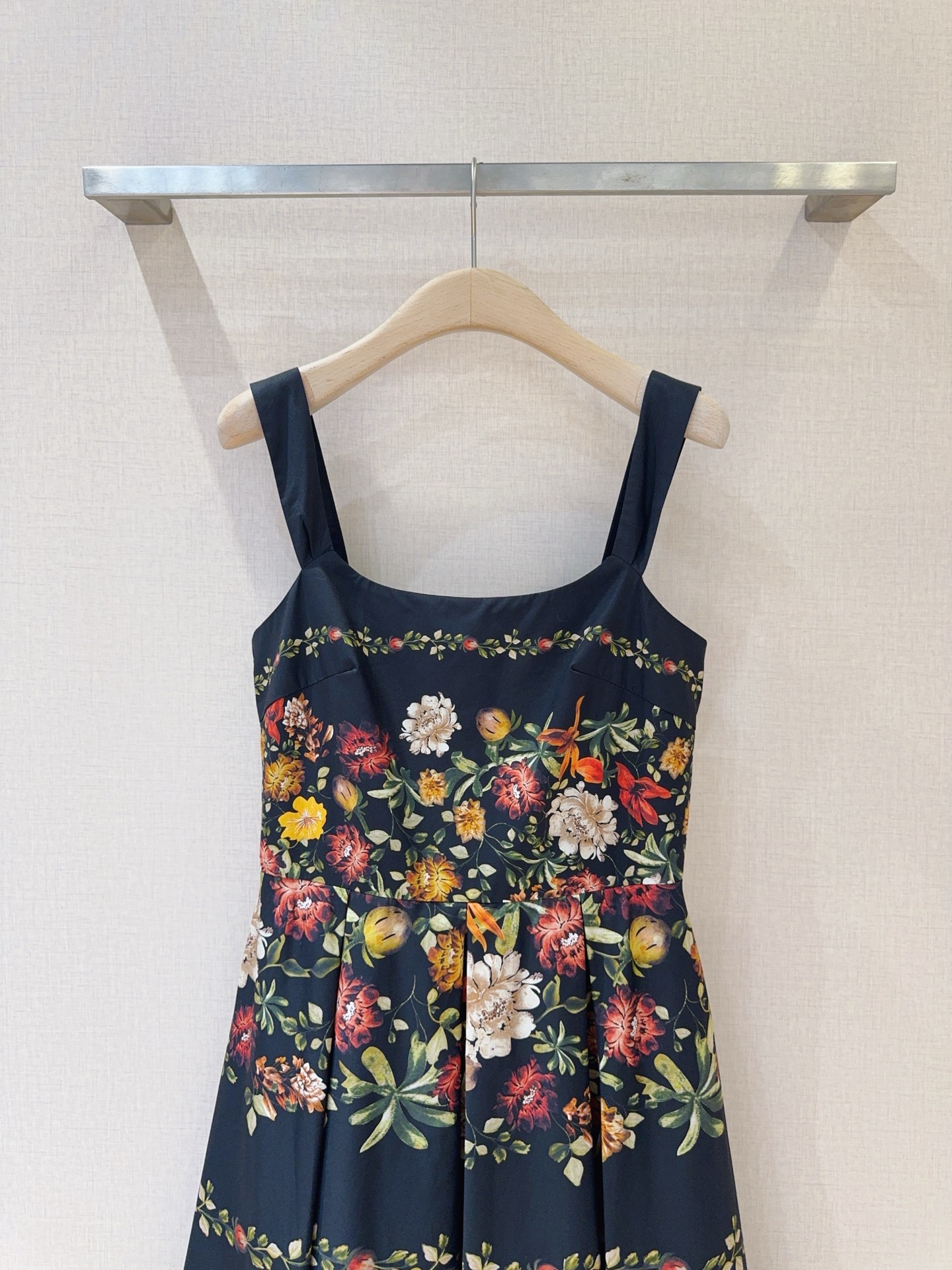 AGUA BY AGUA BENDI*T*A 🆕💗 新款花卉印花吊带连衣裙👗，采用宽肩带和方形领口的吊带