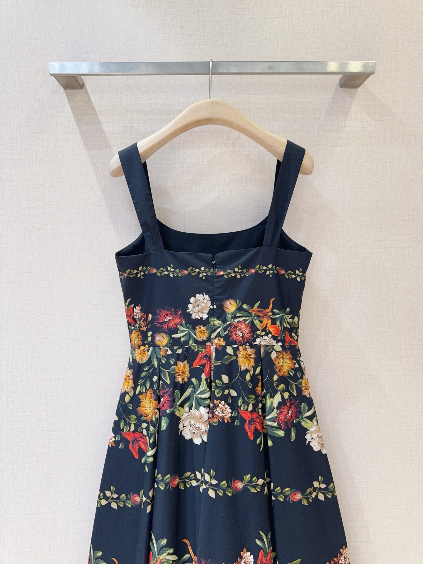 AGUA BY AGUA BENDI*T*A 🆕💗 新款花卉印花吊带连衣裙👗，采用宽肩带和方形领口的吊带