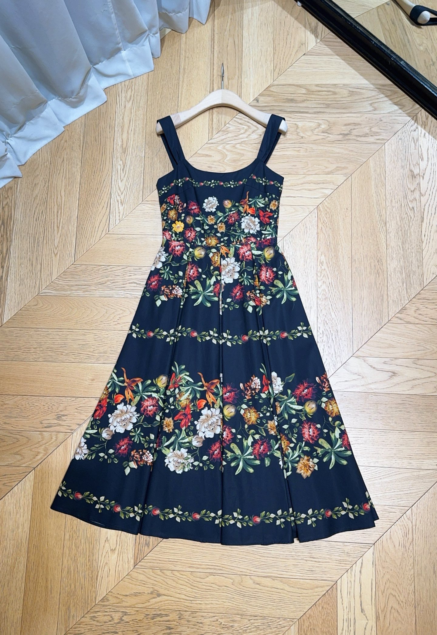 AGUA BY AGUA BENDI*T*A 🆕💗 新款花卉印花吊带连衣裙👗，采用宽肩带和方形领口的吊带