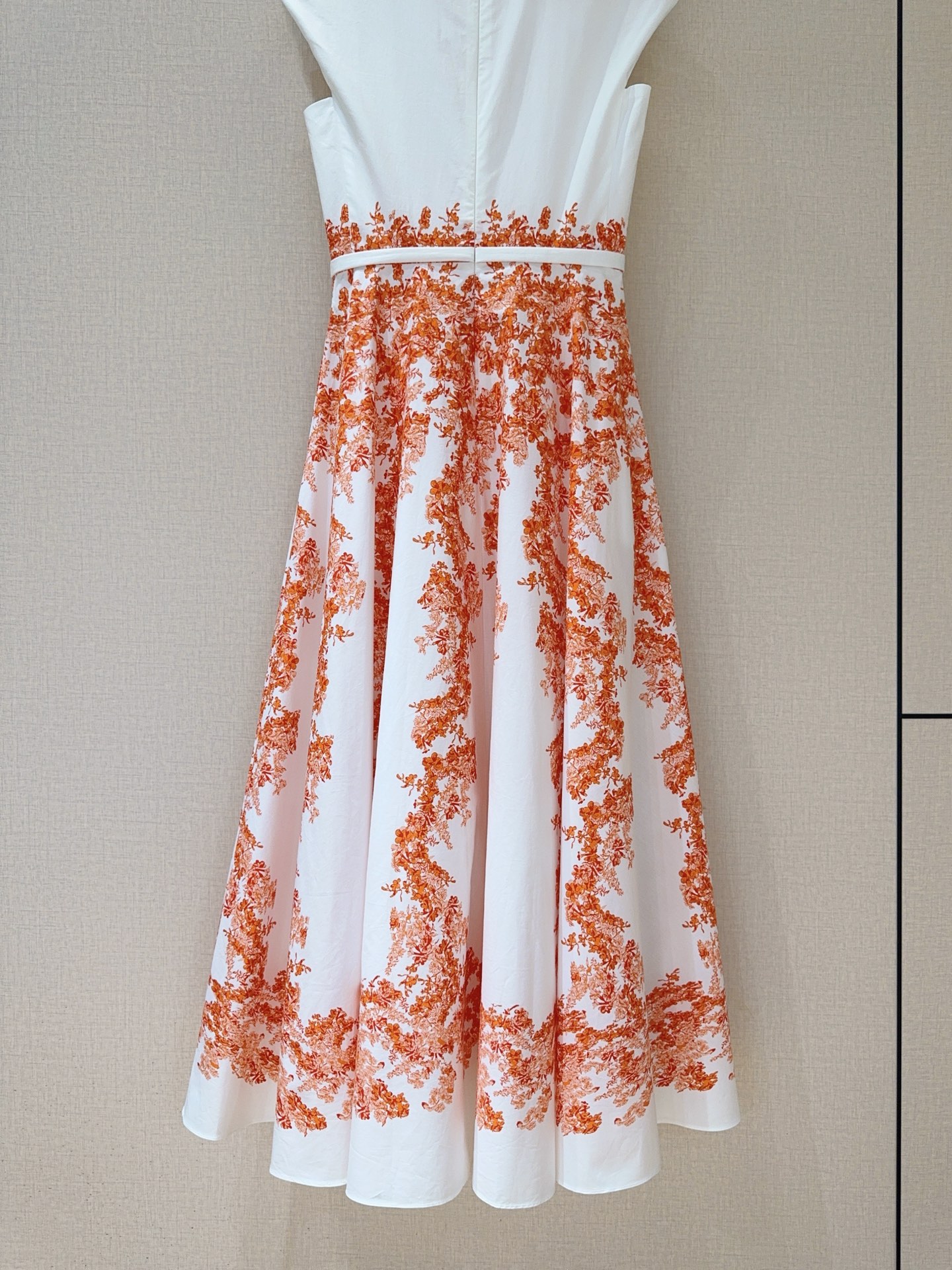 Giambattista Valli 26早春新品推荐🆕……圆领短袖印花🌸连衣裙👗，纯棉质地，收腰设计，