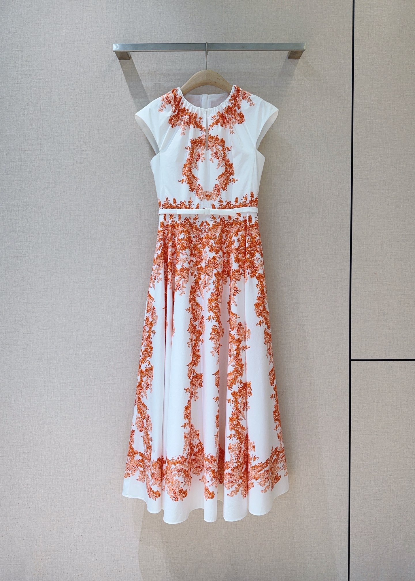 Giambattista Valli 26早春新品推荐🆕……圆领短袖印花🌸连衣裙👗，纯棉质地，收腰设计，