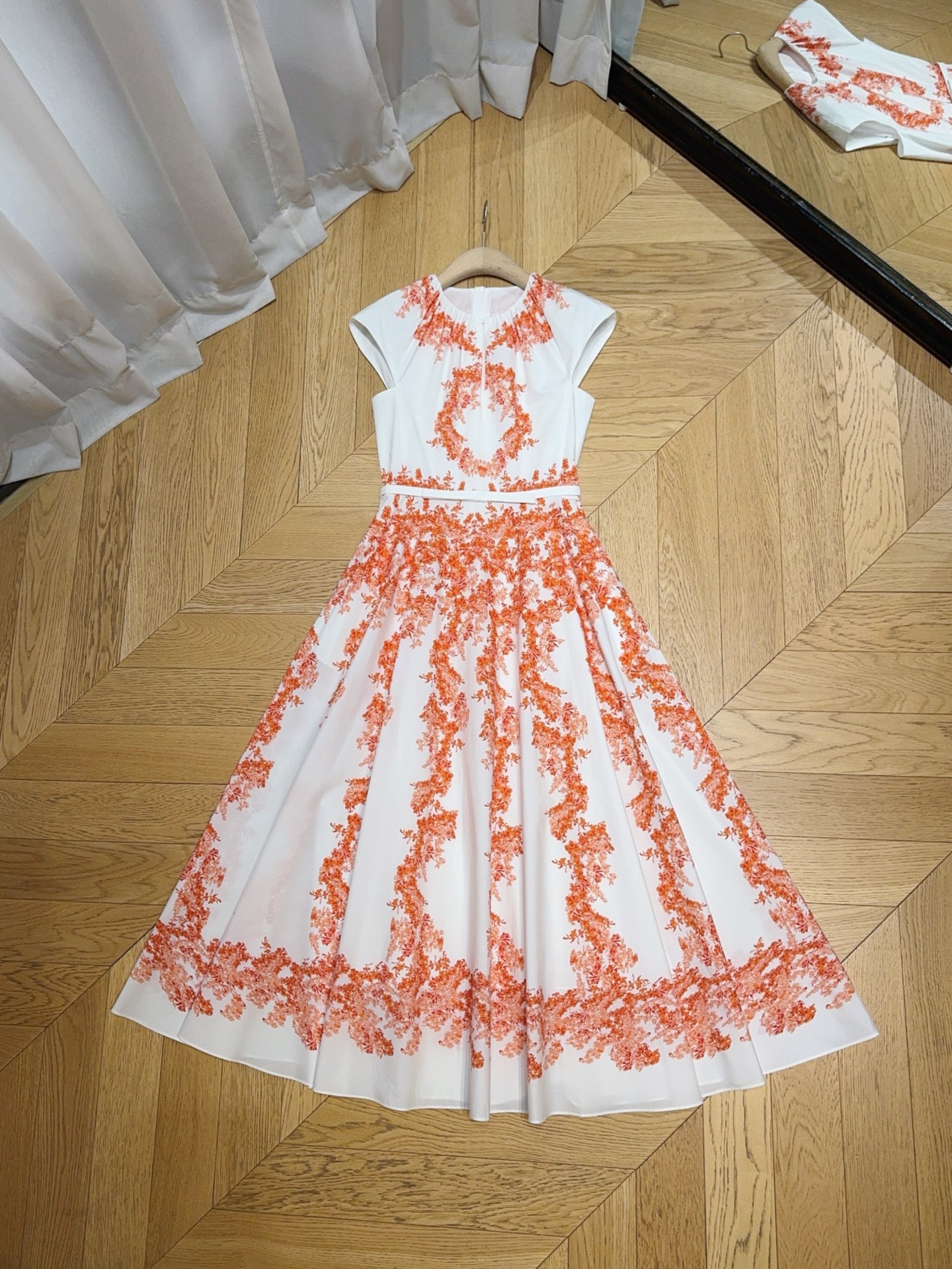 Giambattista Valli 26早春新品推荐🆕……圆领短袖印花🌸连衣裙👗，纯棉质地，收腰设计，