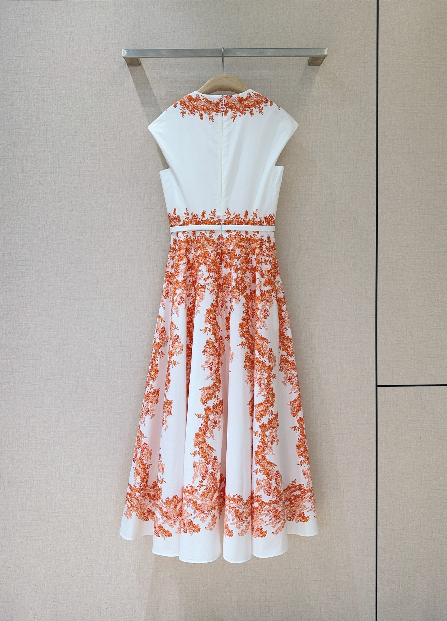 Giambattista Valli 26早春新品推荐🆕……圆领短袖印花🌸连衣裙👗，纯棉质地，收腰设计，