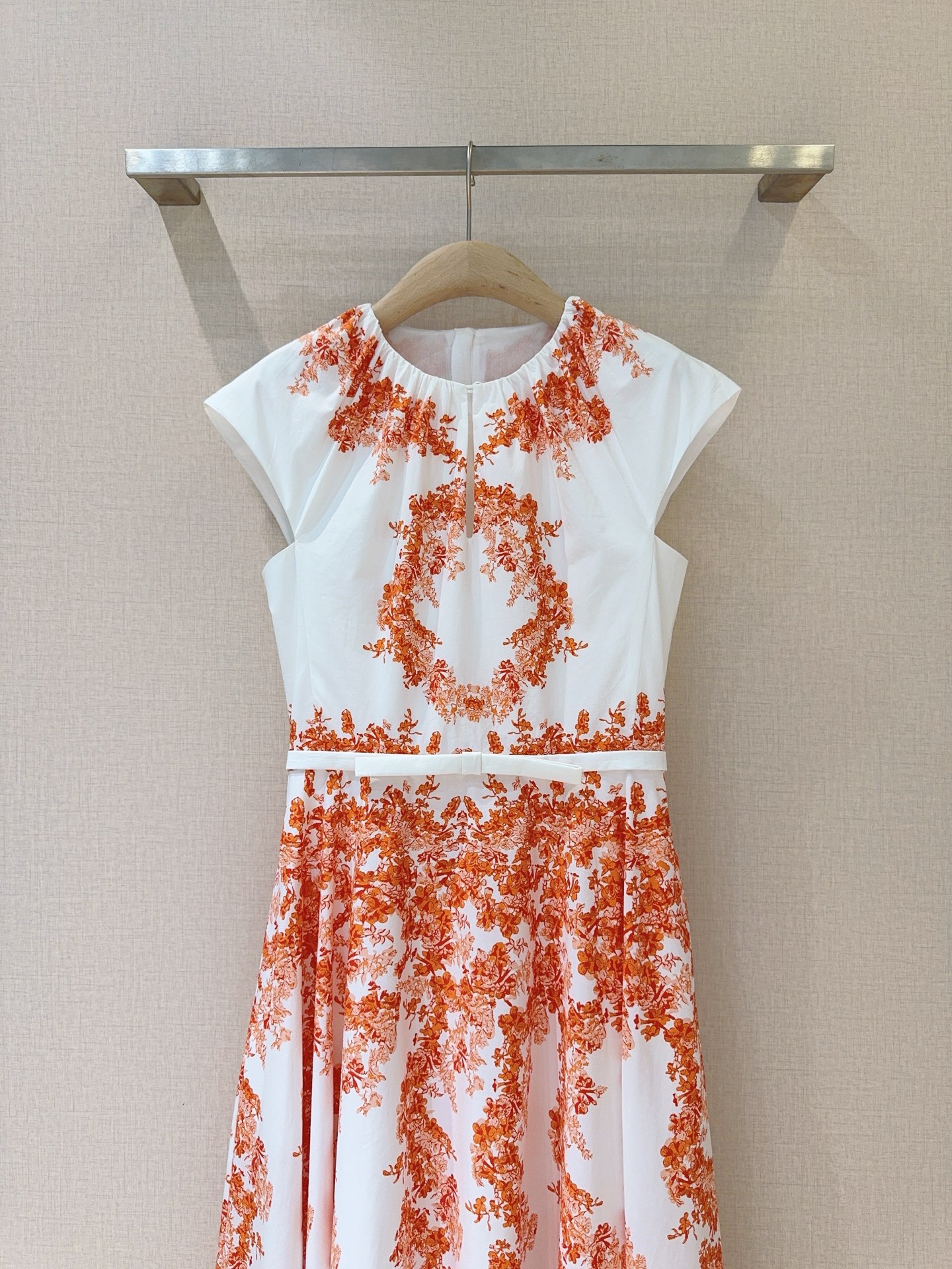 Giambattista Valli 26早春新品推荐🆕……圆领短袖印花🌸连衣裙👗，纯棉质地，收腰设计，