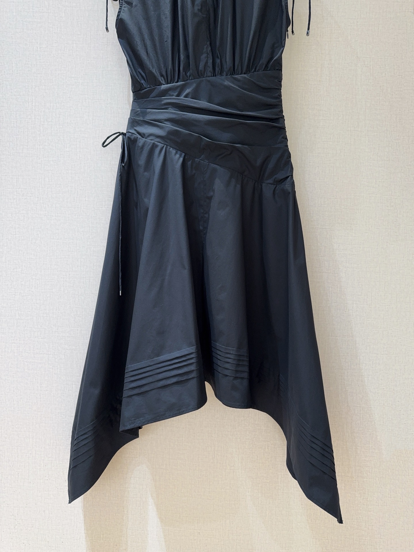 📢📢2026早春新品 🆕……3.1 Phillip Lim新款连衣裙👗采用立领无袖廓形，肩部带有细带装饰