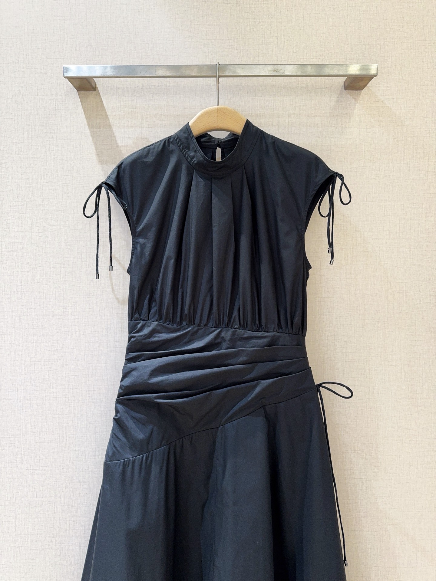 📢📢2026早春新品 🆕……3.1 Phillip Lim新款连衣裙👗采用立领无袖廓形，肩部带有细带装饰