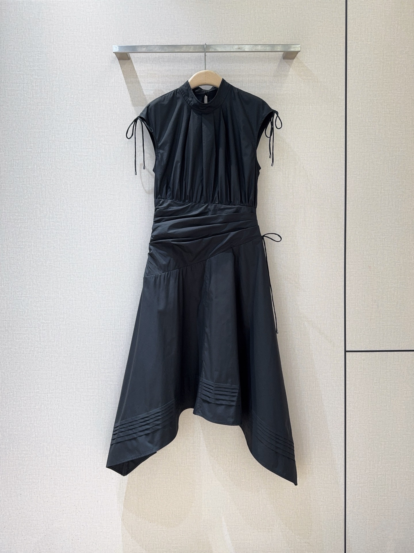 📢📢2026早春新品 🆕……3.1 Phillip Lim新款连衣裙👗采用立领无袖廓形，肩部带有细带装饰