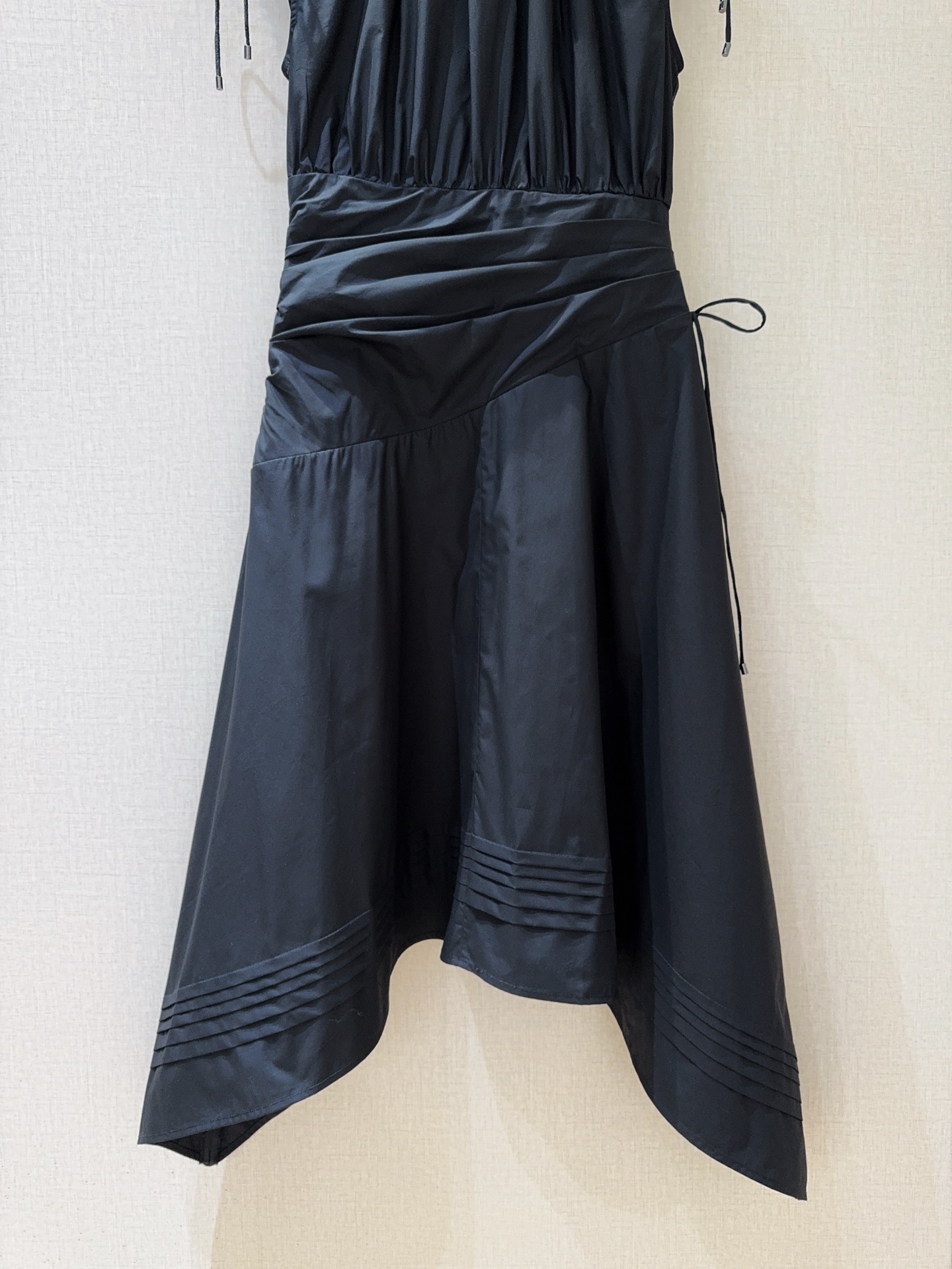 📢📢2026早春新品 🆕……3.1 Phillip Lim新款连衣裙👗采用立领无袖廓形，肩部带有细带装饰