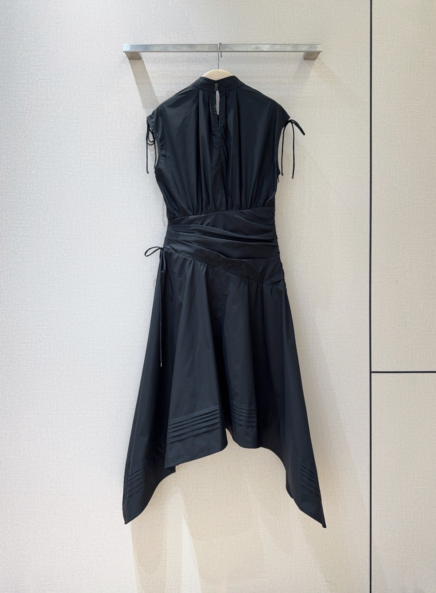 📢📢2026早春新品 🆕……3.1 Phillip Lim新款连衣裙👗采用立领无袖廓形，肩部带有细带装饰