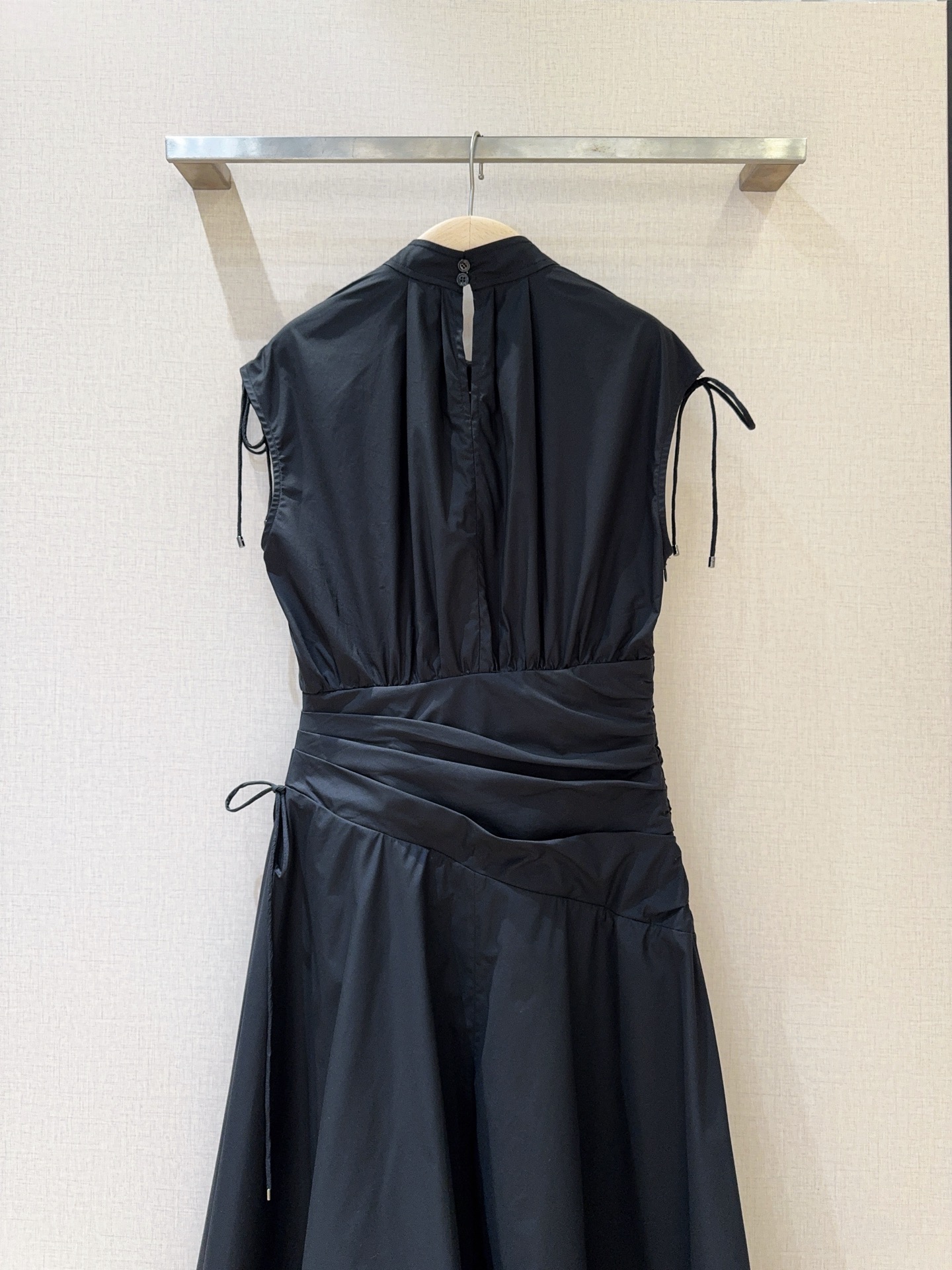📢📢2026早春新品 🆕……3.1 Phillip Lim新款连衣裙👗采用立领无袖廓形，肩部带有细带装饰