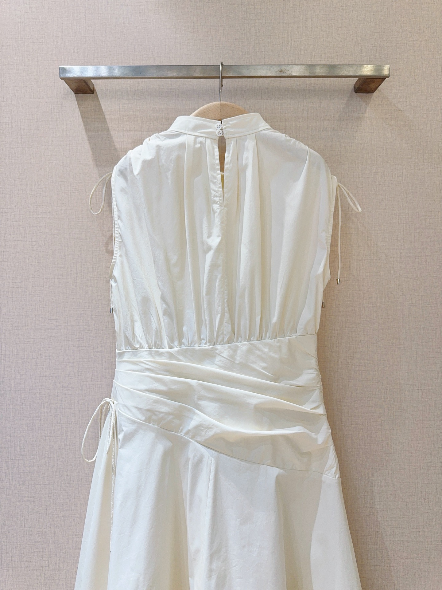 📢📢2026早春新品 🆕……3.1 Phillip Lim新款连衣裙👗采用立领无袖廓形，肩部带有细带装饰