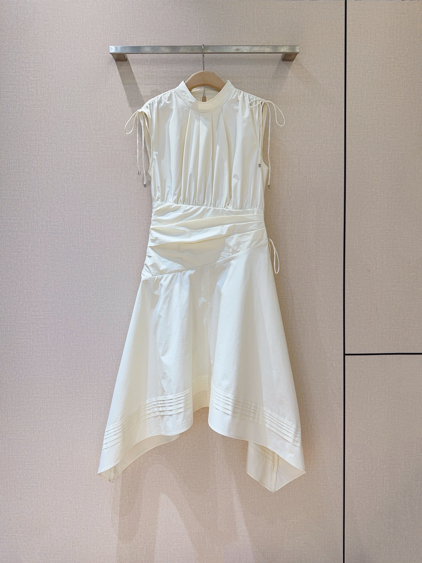 📢📢2026早春新品 🆕……3.1 Phillip Lim新款连衣裙👗采用立领无袖廓形，肩部带有细带装饰
