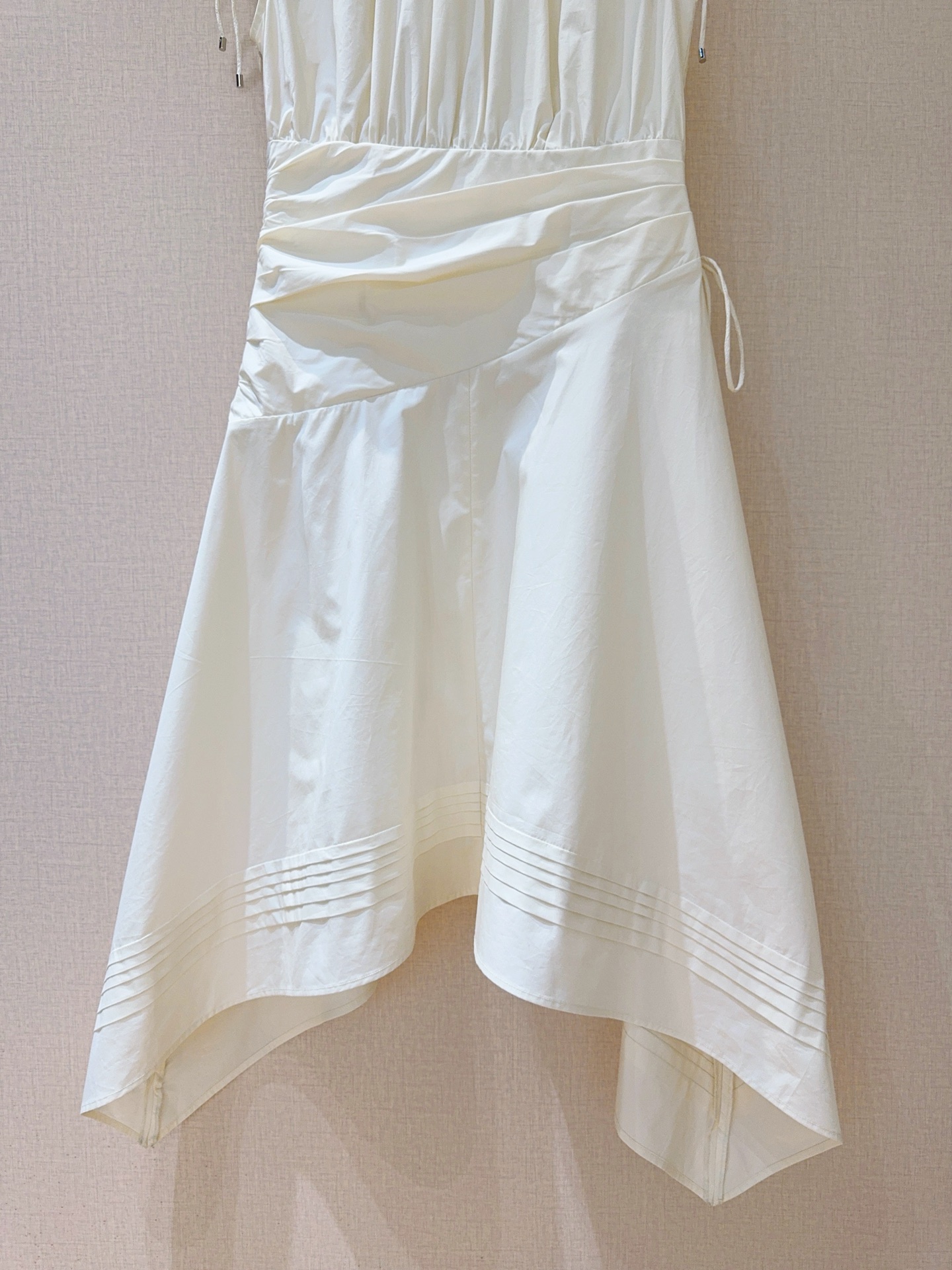 📢📢2026早春新品 🆕……3.1 Phillip Lim新款连衣裙👗采用立领无袖廓形，肩部带有细带装饰