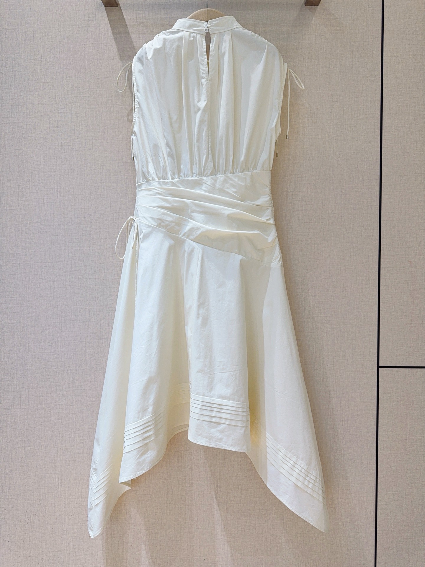 📢📢2026早春新品 🆕……3.1 Phillip Lim新款连衣裙👗采用立领无袖廓形，肩部带有细带装饰
