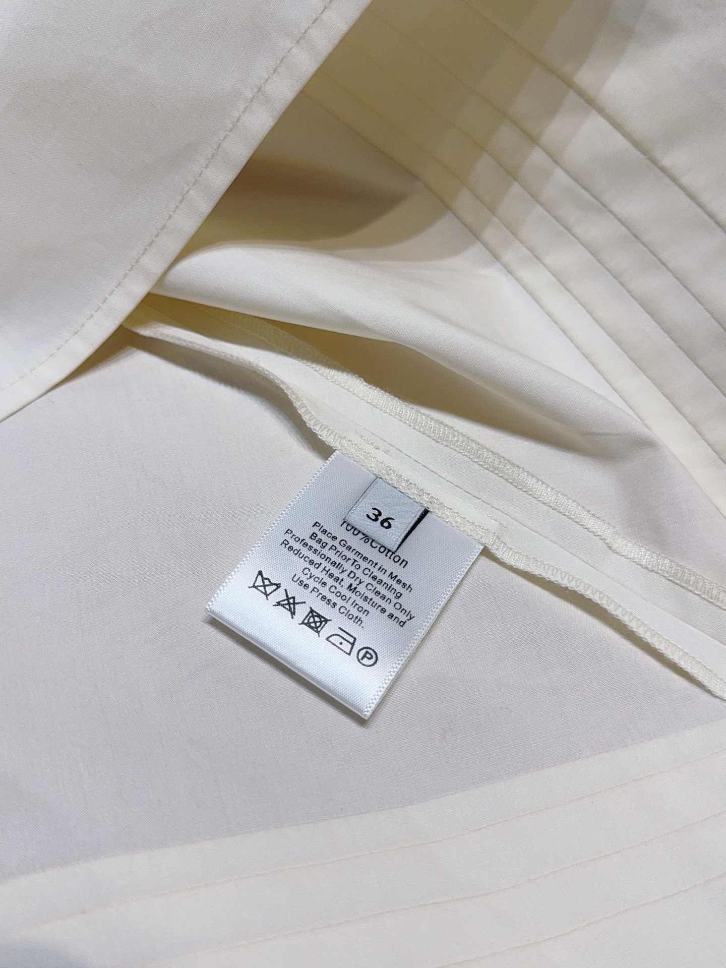📢📢2026早春新品 🆕……3.1 Phillip Lim新款连衣裙👗采用立领无袖廓形，肩部带有细带装饰