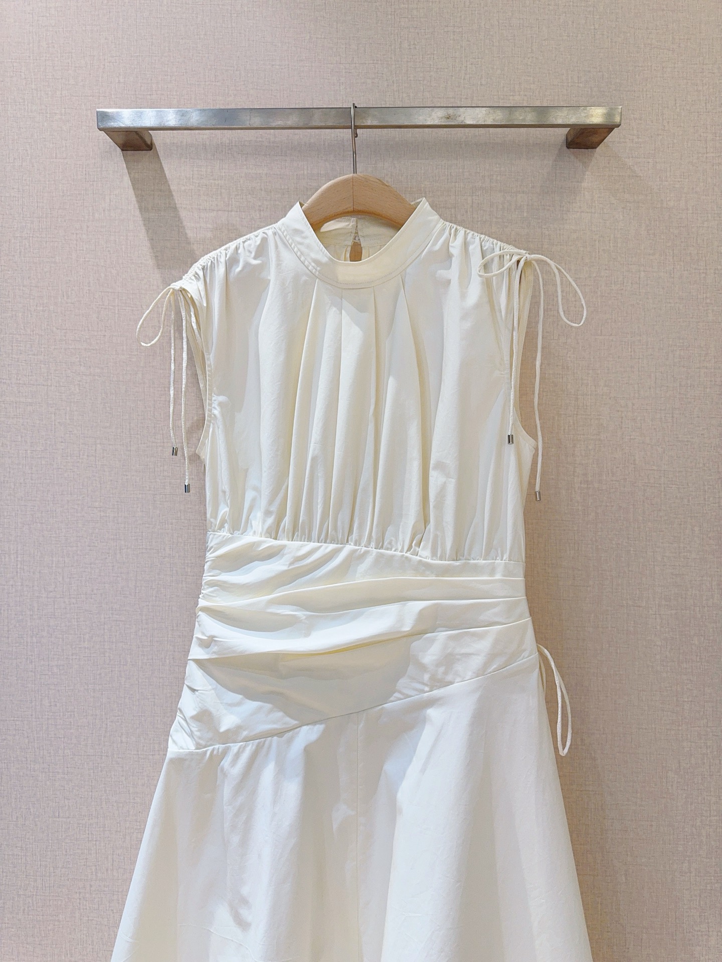 📢📢2026早春新品 🆕……3.1 Phillip Lim新款连衣裙👗采用立领无袖廓形，肩部带有细带装饰