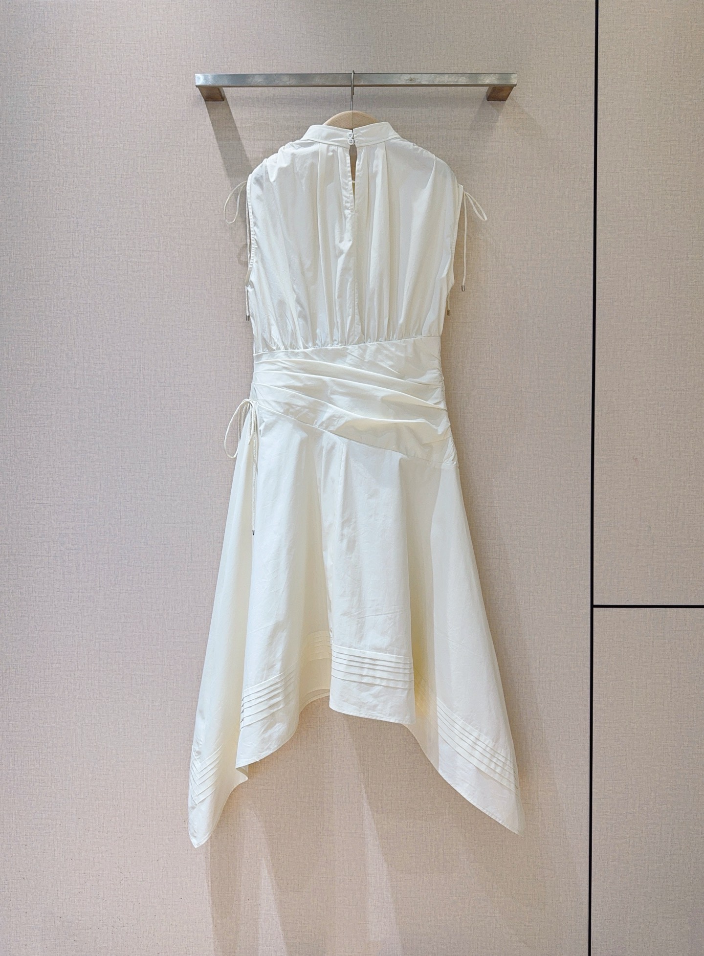 📢📢2026早春新品 🆕……3.1 Phillip Lim新款连衣裙👗采用立领无袖廓形，肩部带有细带装饰