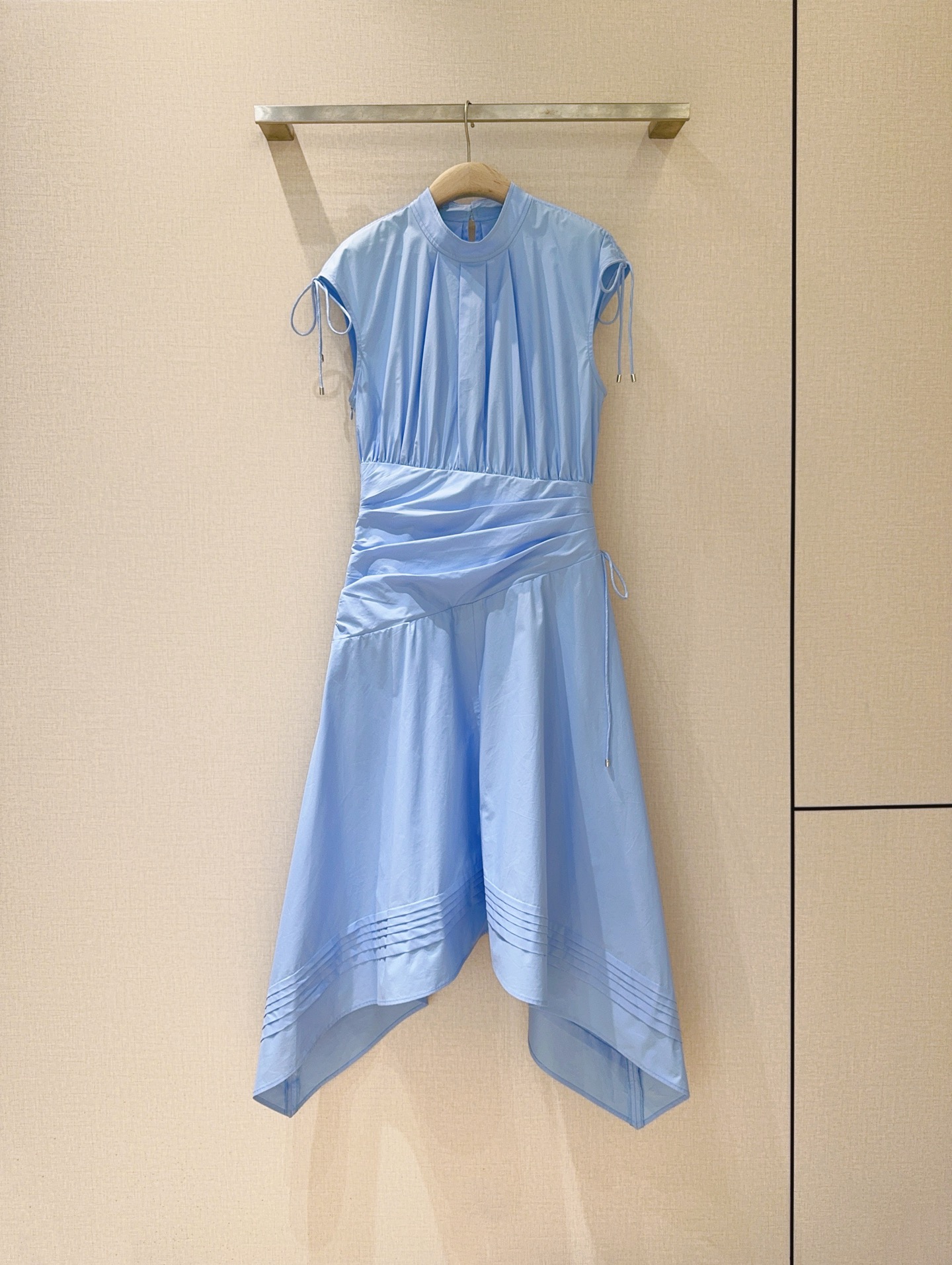 📢📢2026早春新品 🆕……3.1 Phillip Lim新款连衣裙👗采用立领无袖廓形，肩部带有细带装饰