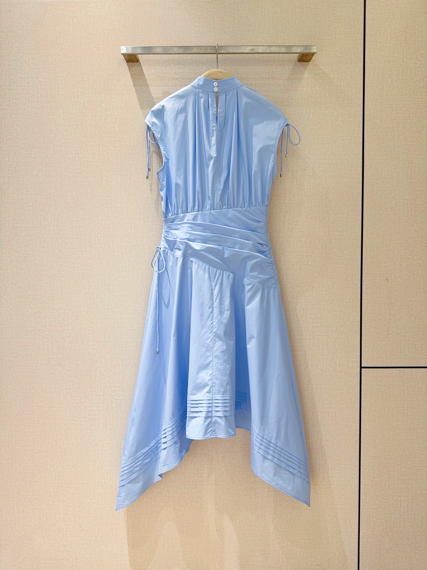 📢📢2026早春新品 🆕……3.1 Phillip Lim新款连衣裙👗采用立领无袖廓形，肩部带有细带装饰