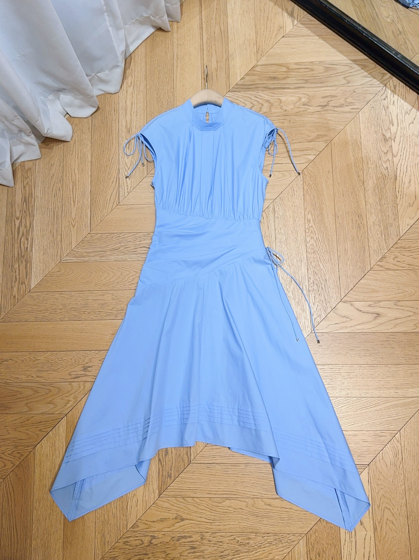 📢📢2026早春新品 🆕……3.1 Phillip Lim新款连衣裙👗采用立领无袖廓形，肩部带有细带装饰