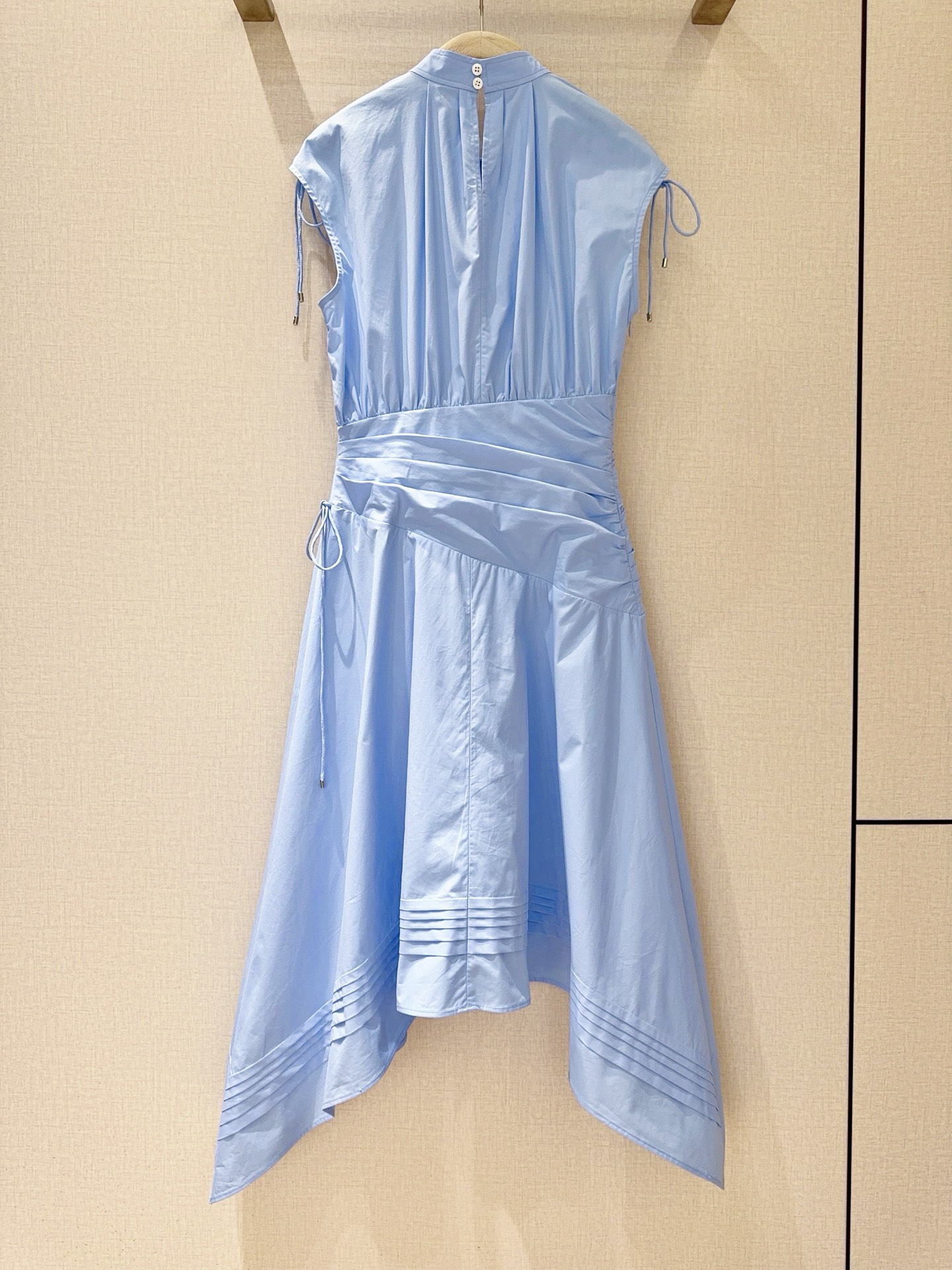 📢📢2026早春新品 🆕……3.1 Phillip Lim新款连衣裙👗采用立领无袖廓形，肩部带有细带装饰