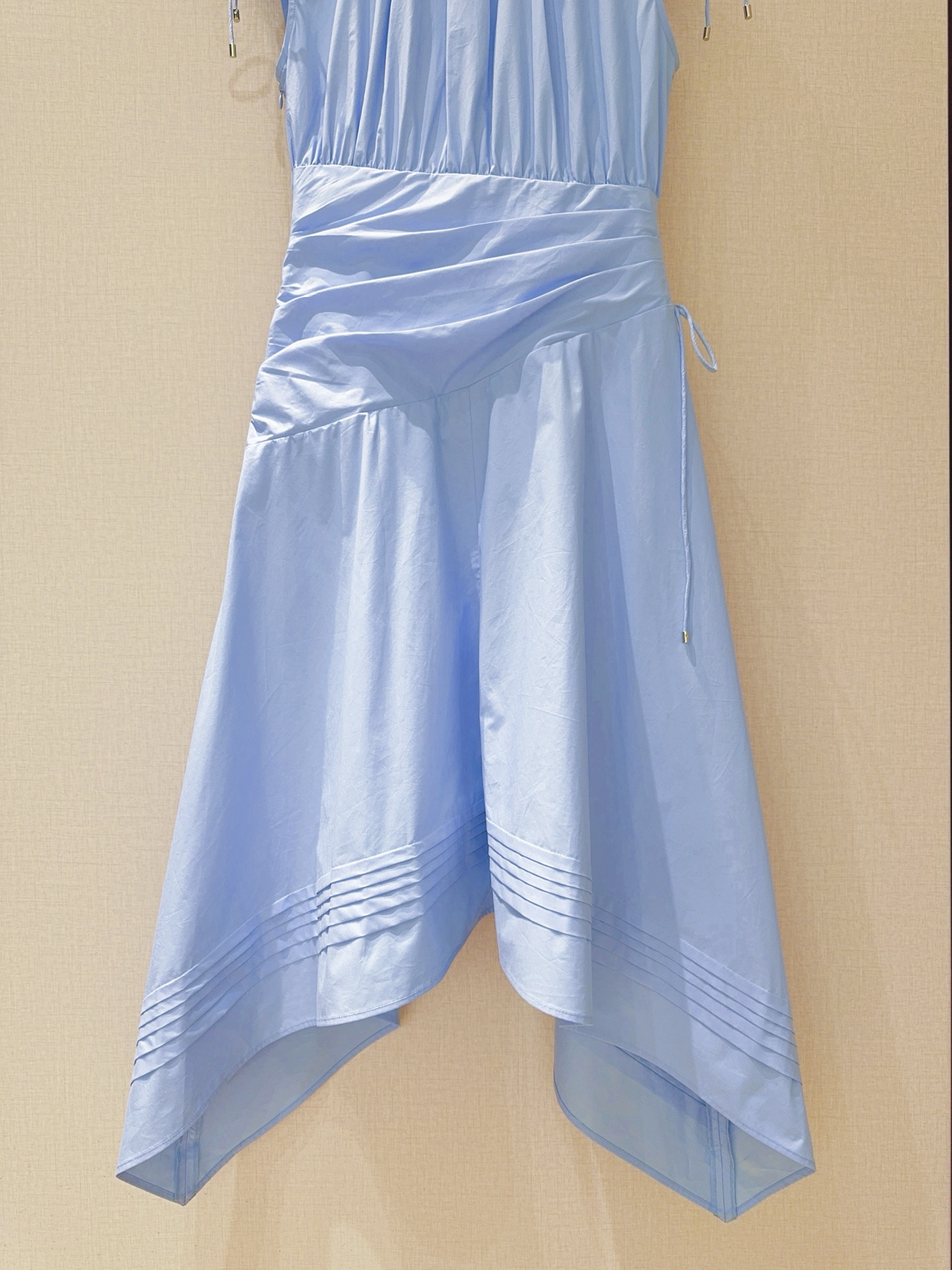 📢📢2026早春新品 🆕……3.1 Phillip Lim新款连衣裙👗采用立领无袖廓形，肩部带有细带装饰