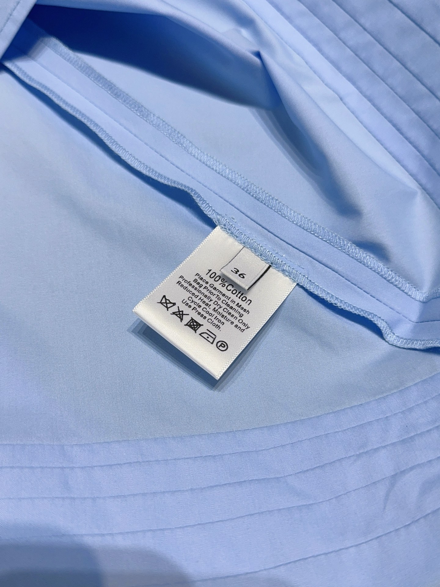 📢📢2026早春新品 🆕……3.1 Phillip Lim新款连衣裙👗采用立领无袖廓形，肩部带有细带装饰